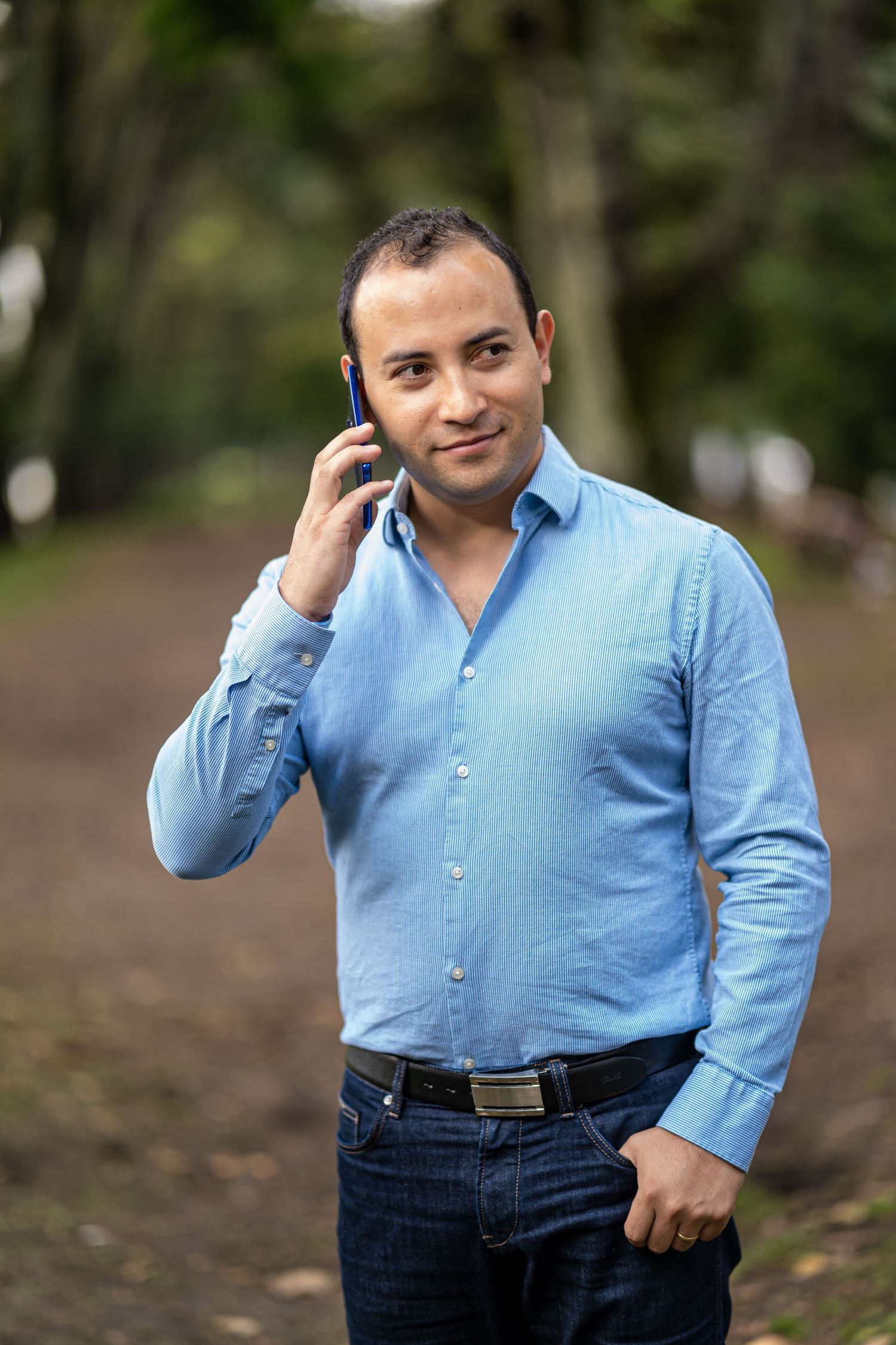 Primer plano del rostro de un emprendedor transmitiendo profesionalismo. Retrato corporativo para impulsar la imagen de marca persona