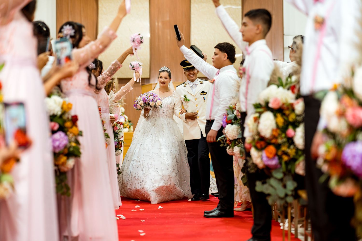 Novia sonríe mientras camina con el novio durante la salida nupcial