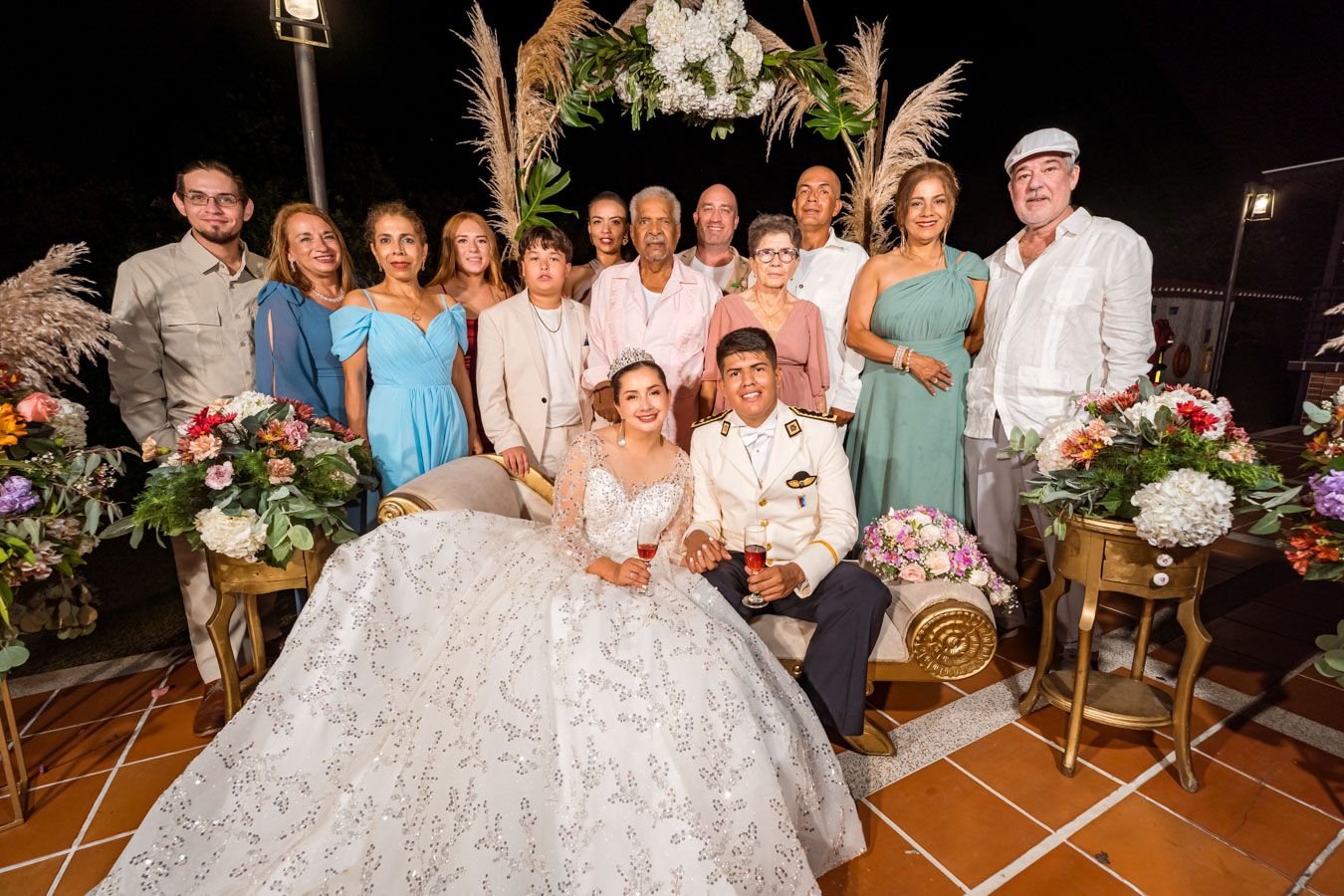 Recuerdo fotográfico de los novios con un grupo de sus invitados en Villavicencio