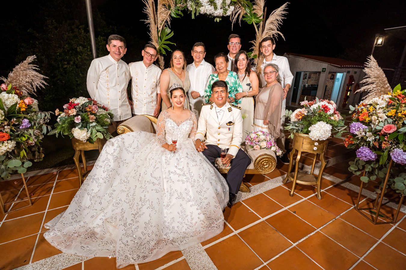 Recuerdo de los recién casados sentados con un grupo de familiares y amigos cercanos
