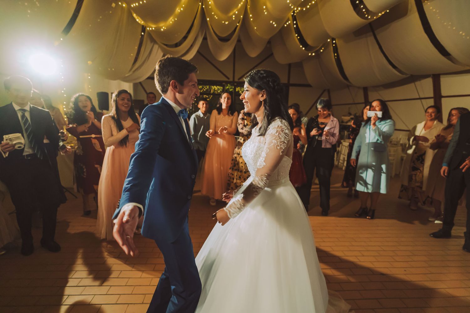 Novios bailando el vals en la recepción de su boda en Cajicá.