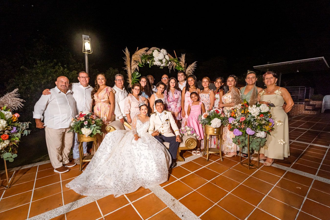 Foto de recuerdo del grupo de boda, con los novios al centro, celebrando en Villavicencio