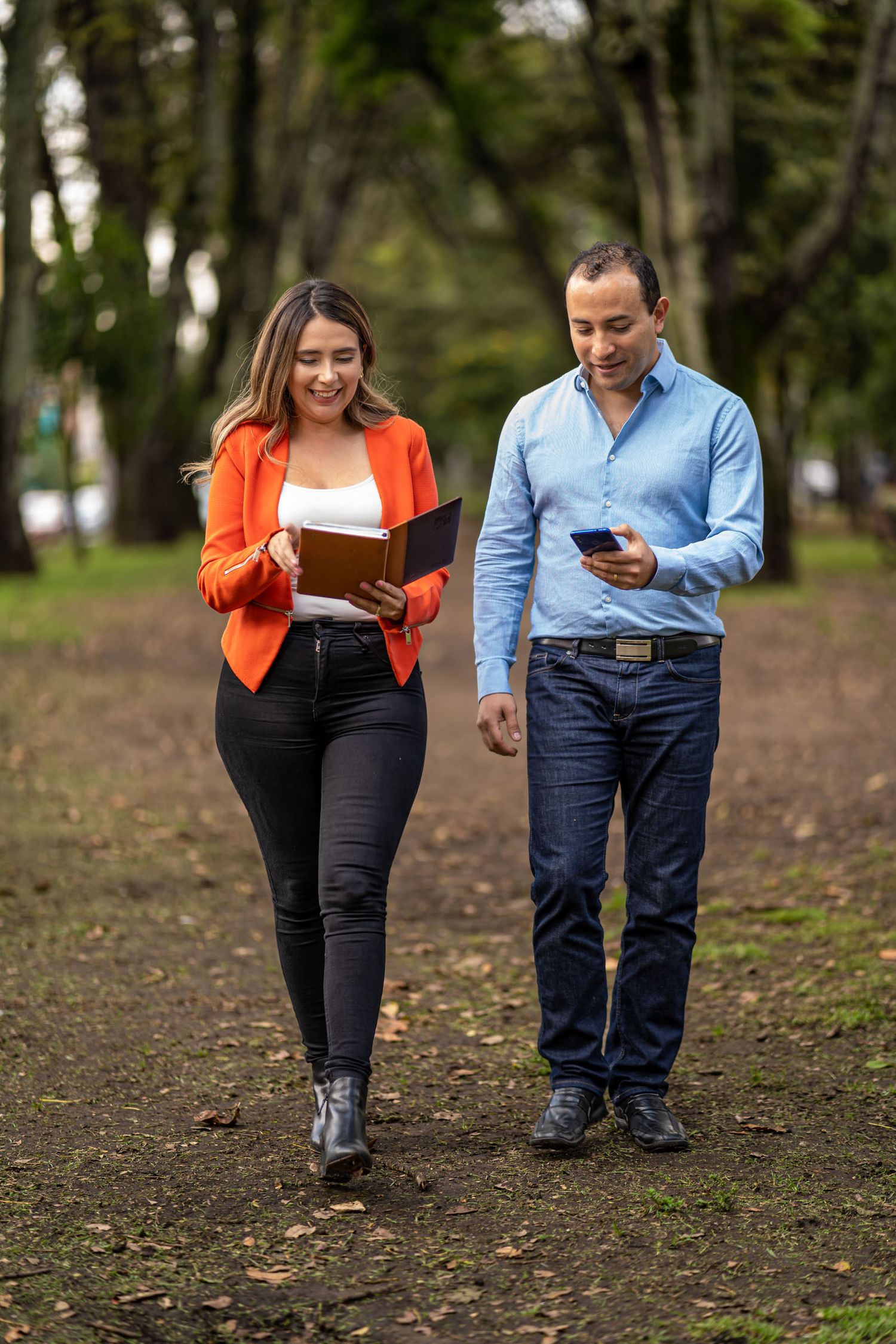 Grupo de equipo de negocios diverso y profesional posando para una foto corporativa en Bogotá. Fotografía de marca empresarial