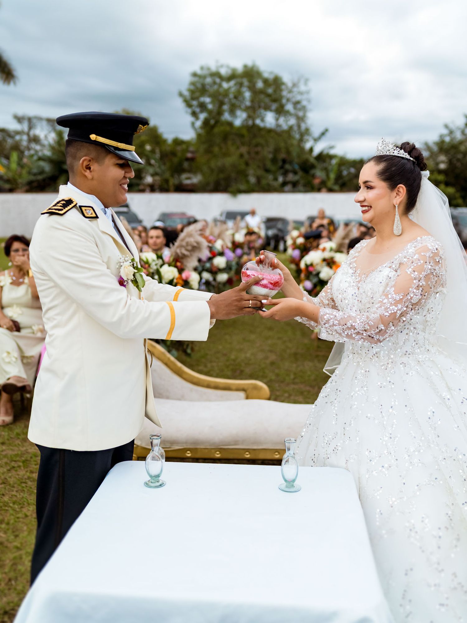 Primer plano de los novios durante el intercambio de votos en su boda en Villavicencio