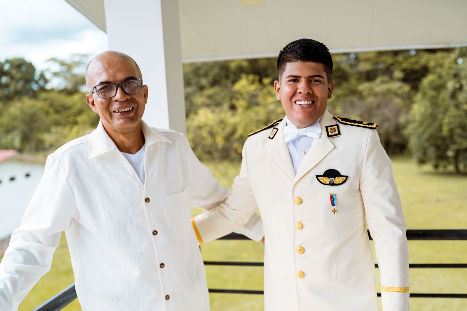 El novio Cris posa sonriente junto a su padre en el balcón antes de la ceremonia de boda