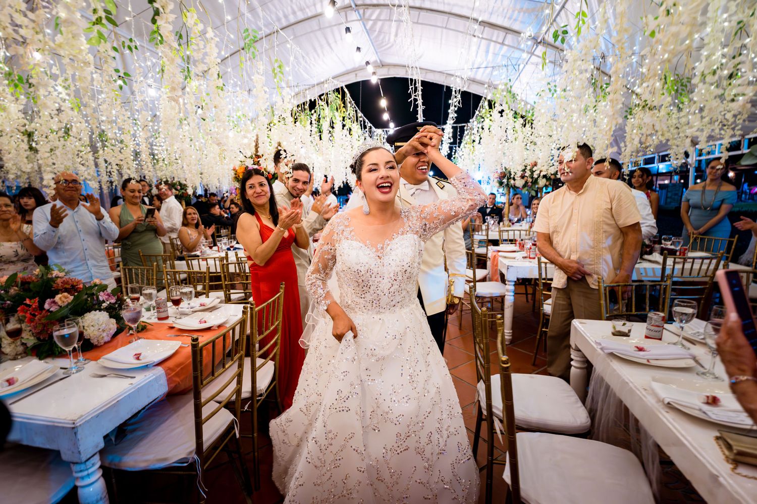 La novia Leidy bailando felizmente con sus invitados durante la fiesta de su boda.