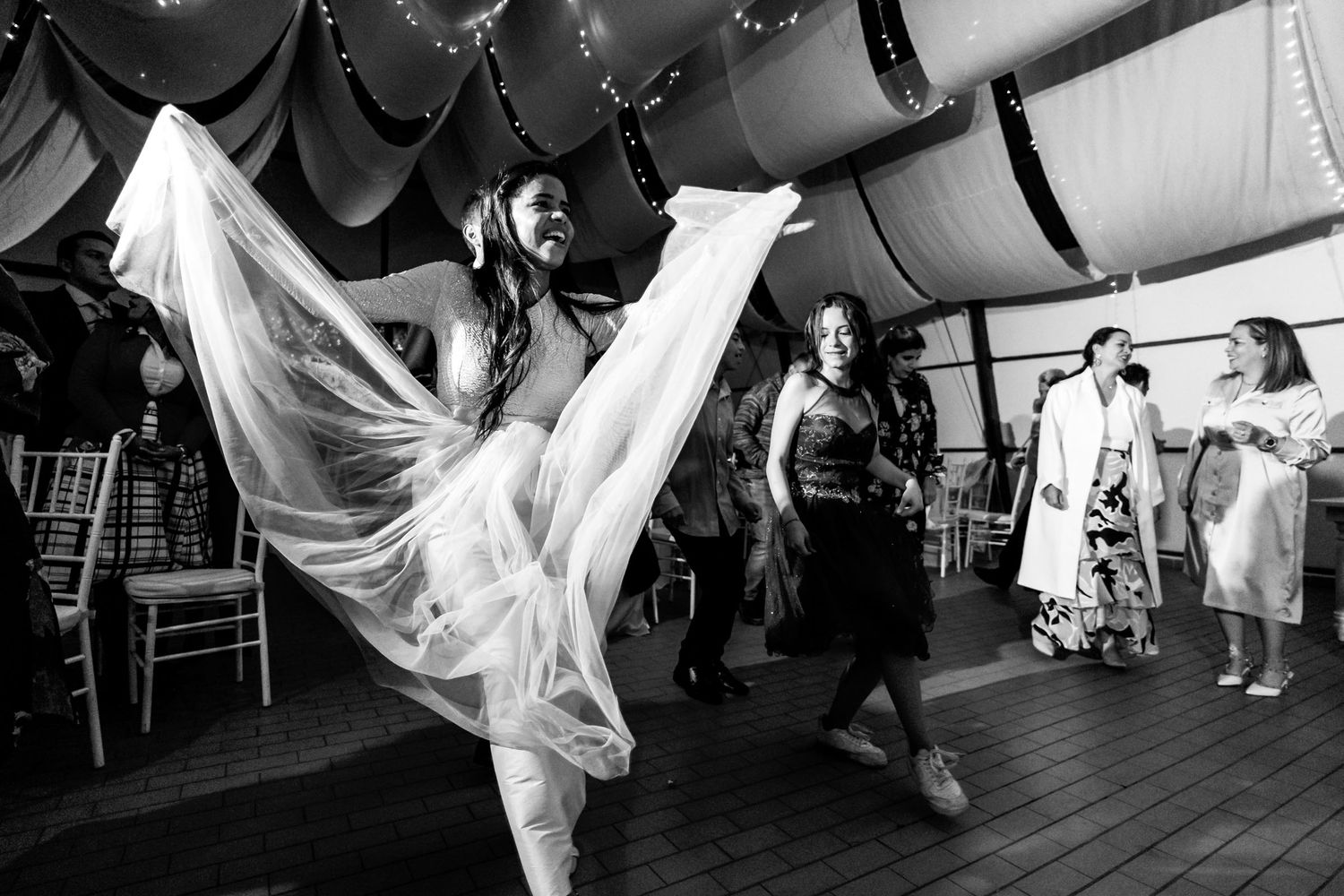 Invitada bailando con un velo en la hora loca de una boda en Cajicá.