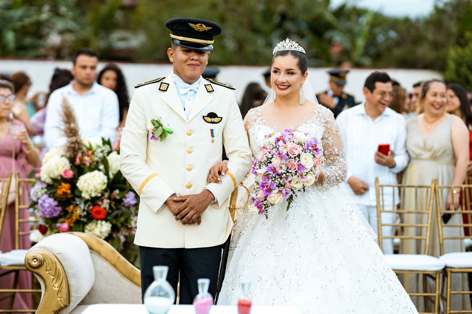 Novios en el altar durante su ceremonia de boda al aire libre en Villavicencio