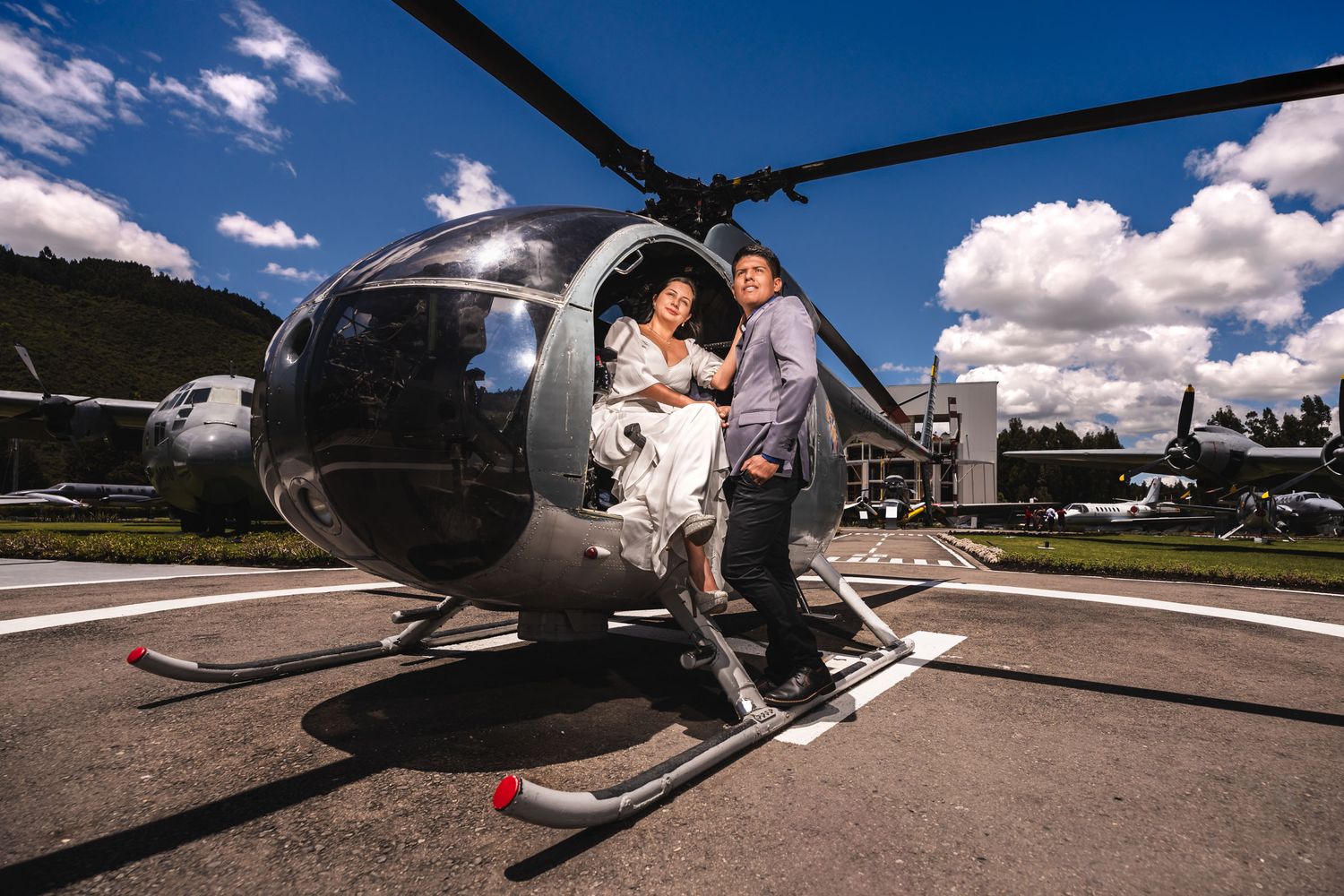 Pareja de novios sonriendo en sesión de fotos preboda dentro de un helicóptero