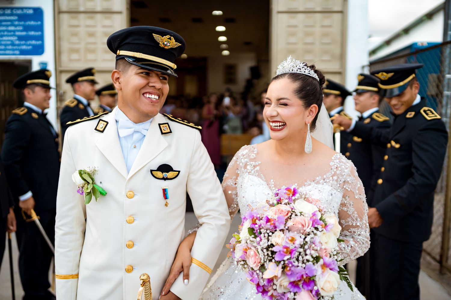 Los recién casados salen felices y sonrientes de la ceremonia