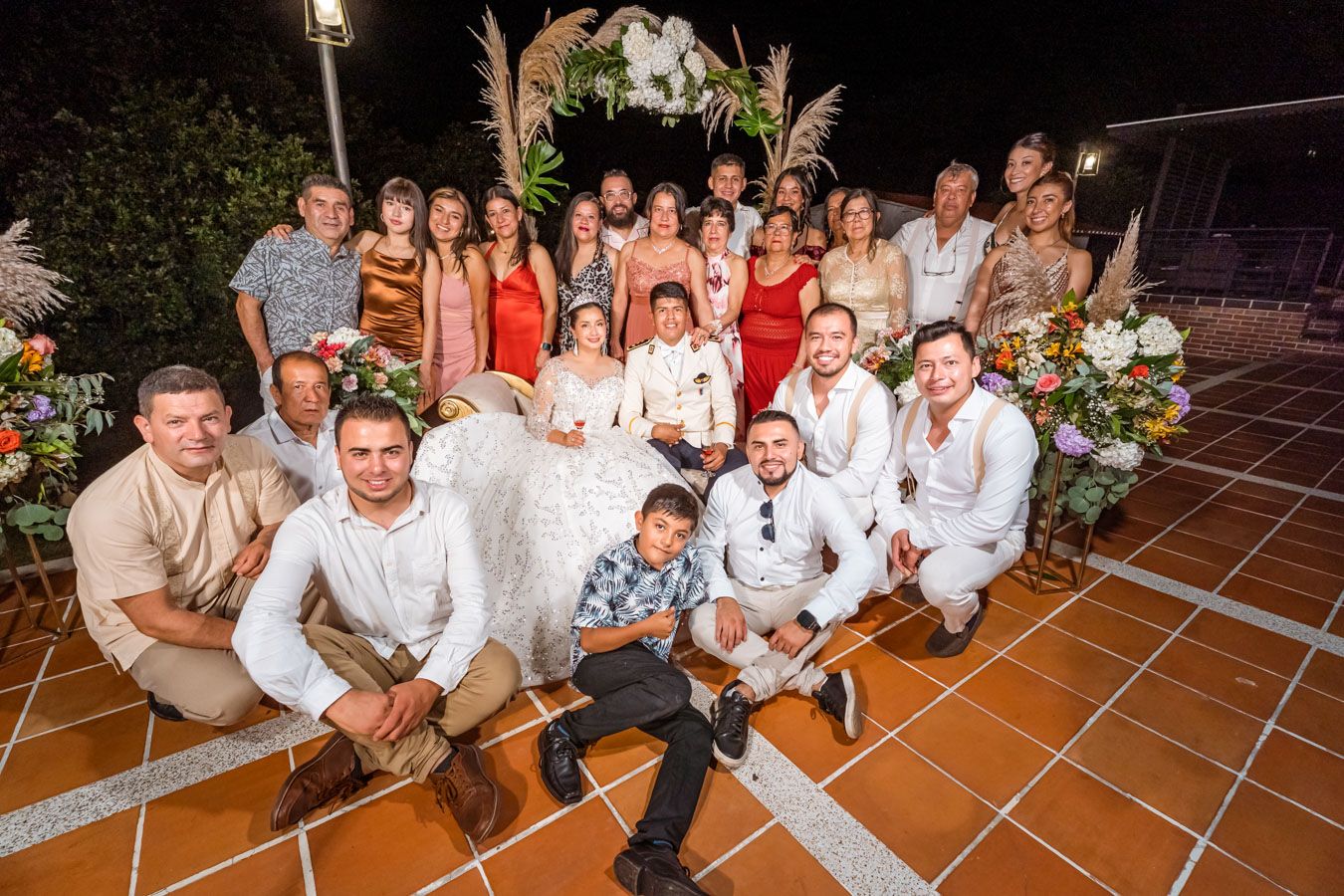 Novios sentados con su grupo de amigos y padrinos para una foto de recuerdo en Villavicencio