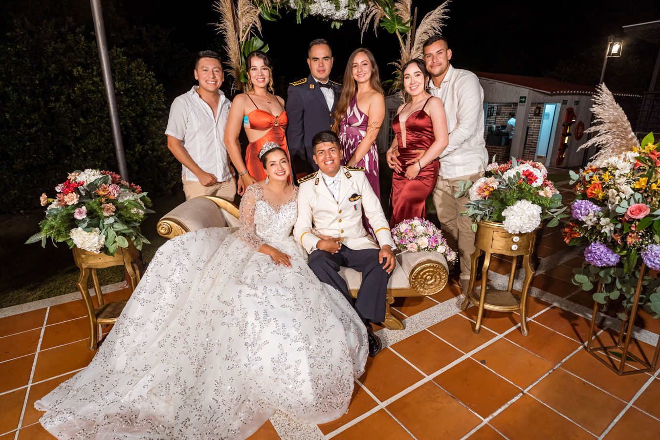 Retrato de grupo de los novios con sus invitados durante la recepción en Villavicencio