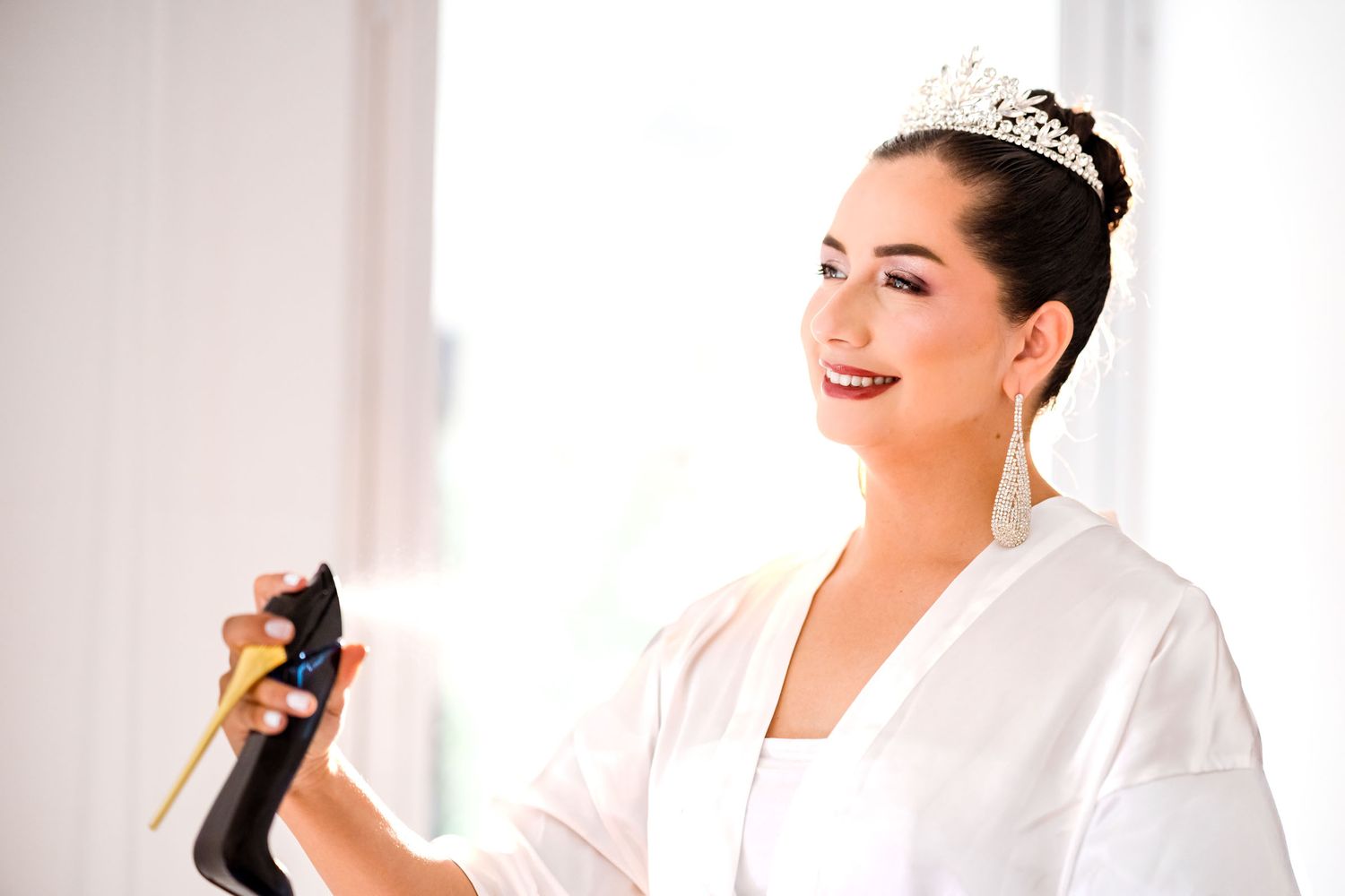 Novia se aplica perfume en su muñeca mientras se prepara para su boda en Villavicencio.