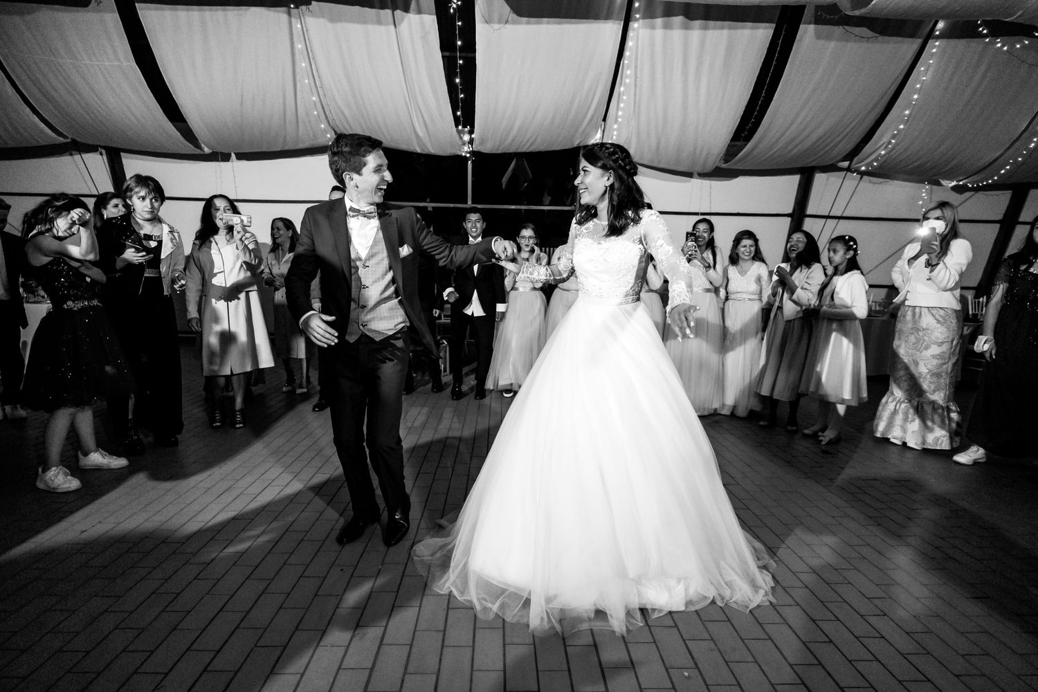 Novios bailando en el centro de la pista, foto en blanco y negro de boda en Cajicá.