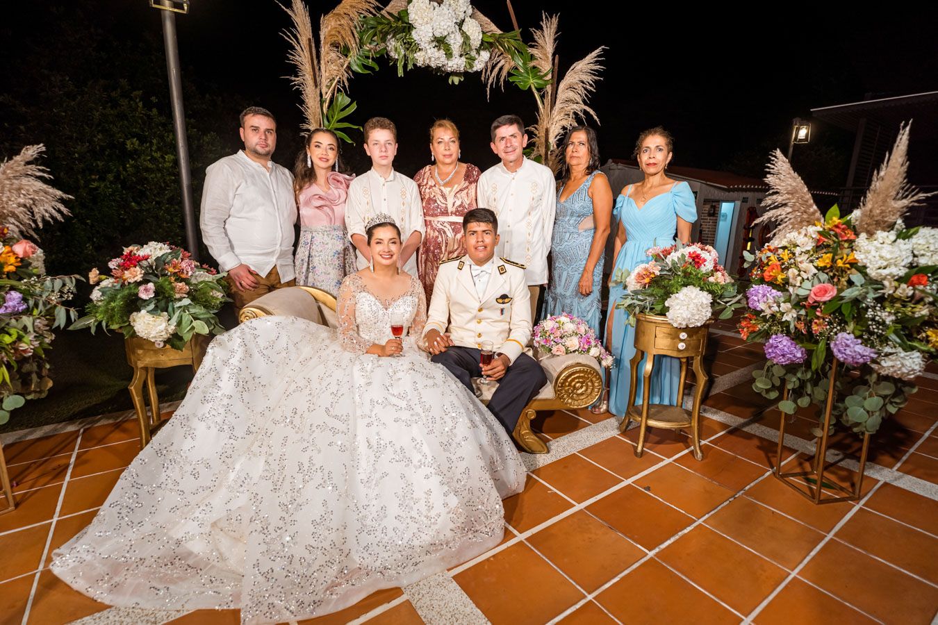 Los novios Leidy y Cris posan para una foto de recuerdo con todos sus invitados en Villavicencio