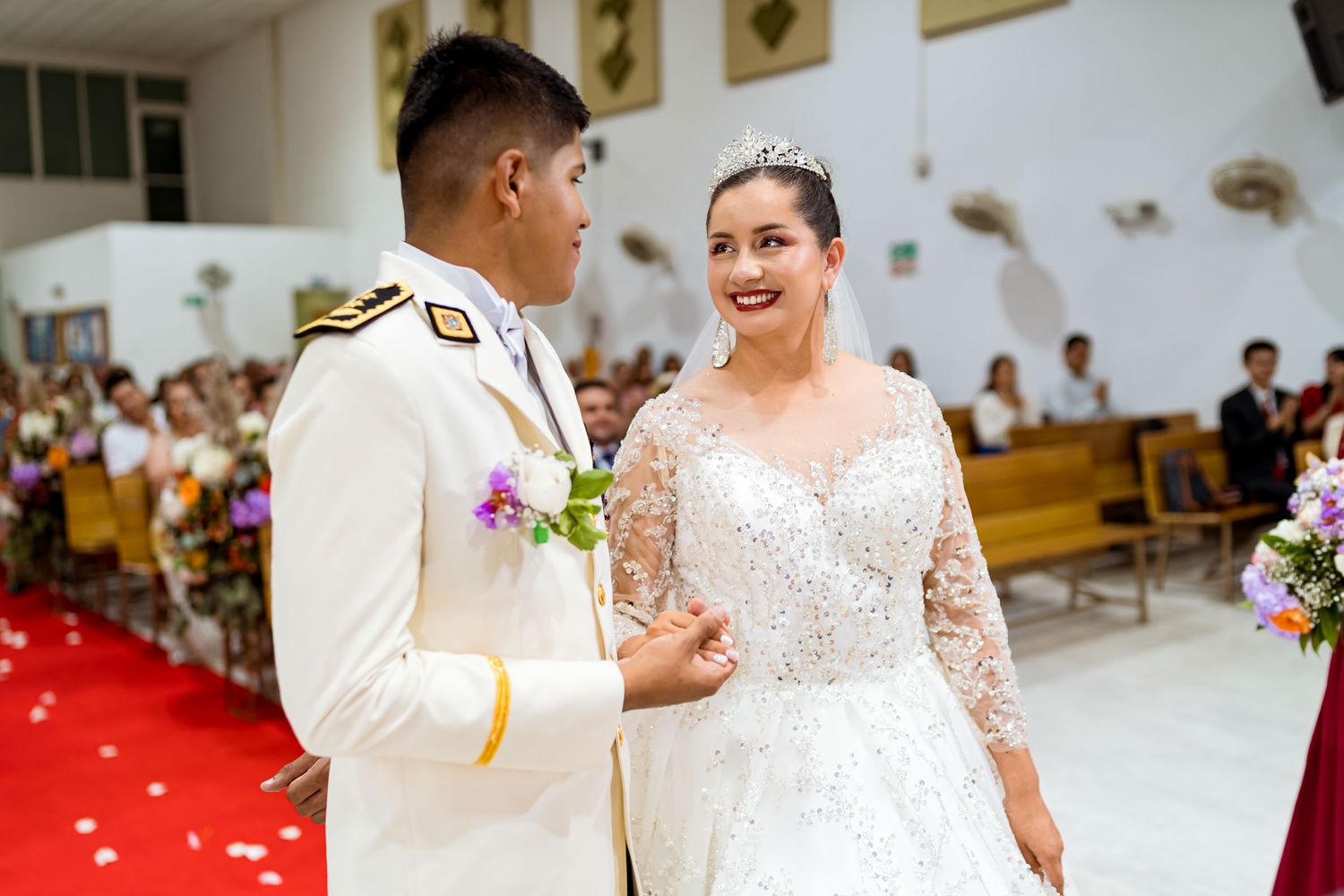 La novia Leidy sonríe al novio Cris durante la ceremonia en la iglesia