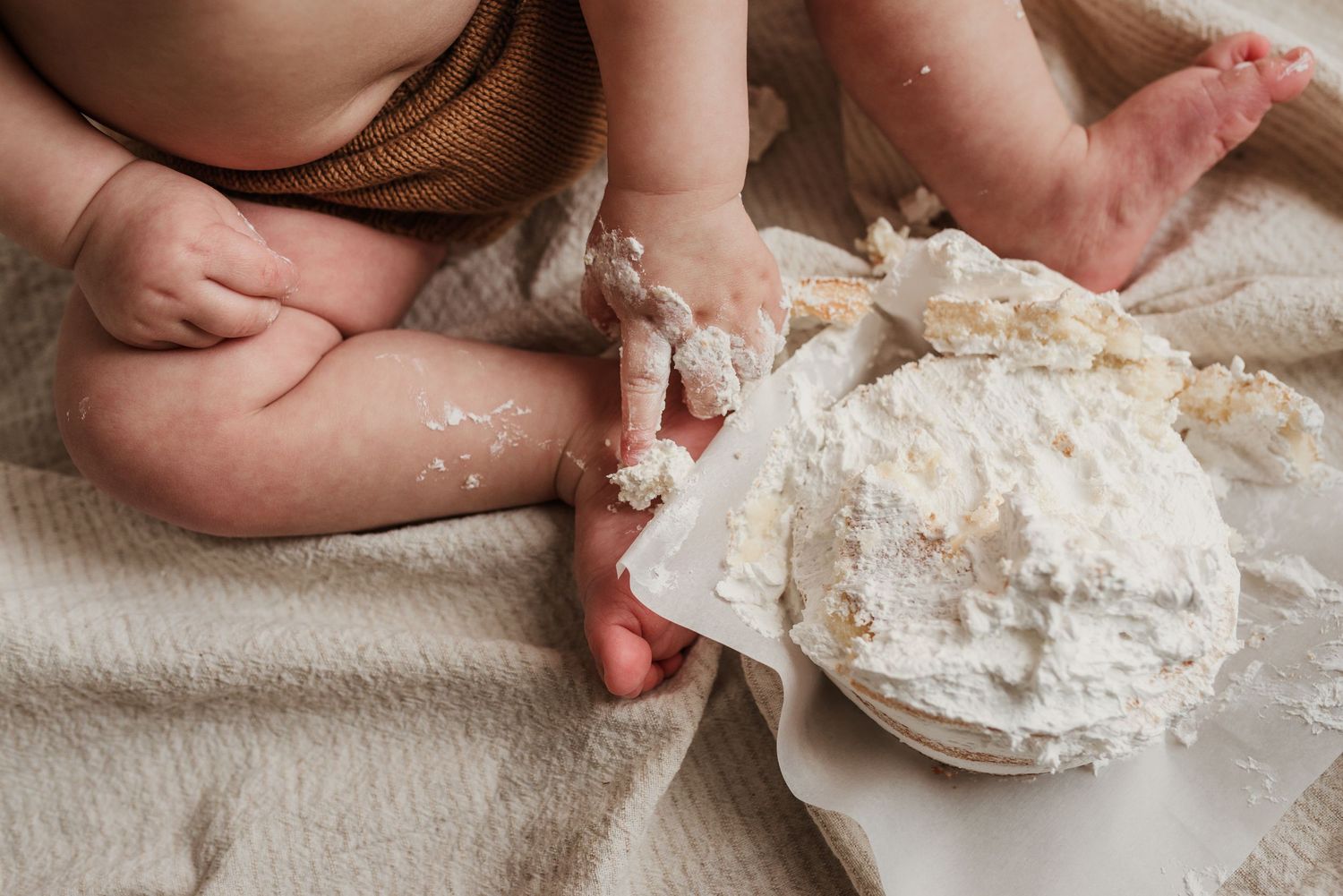 Smash-the-cake Milestone photography session in Edmonton, Alberta, capturing tiny details and family memories.
