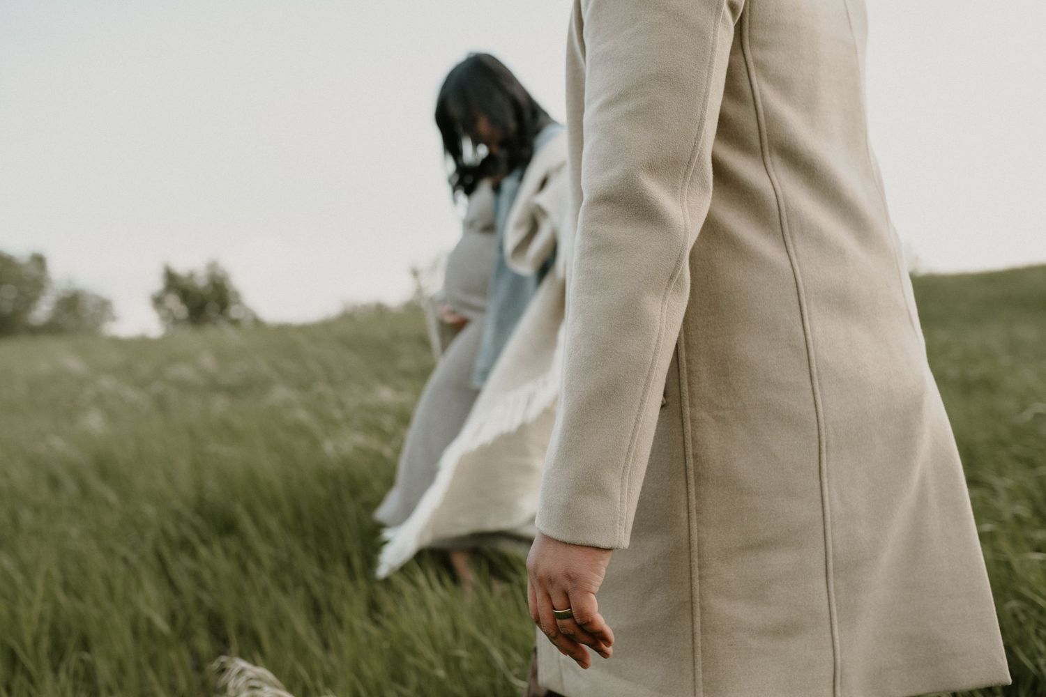 Outdoor maternity portrait of expecting mother in Edmonton, Alberta, showcasing elegant and timeless pregnancy photos.