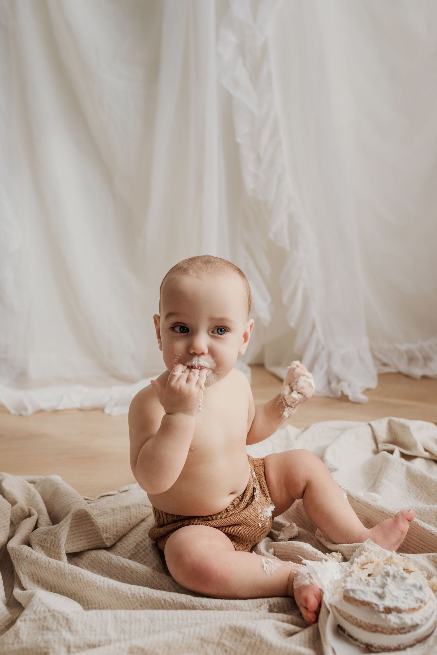 Smash-the-cake Milestone photography session in Edmonton, Alberta, capturing tiny details and family memories.