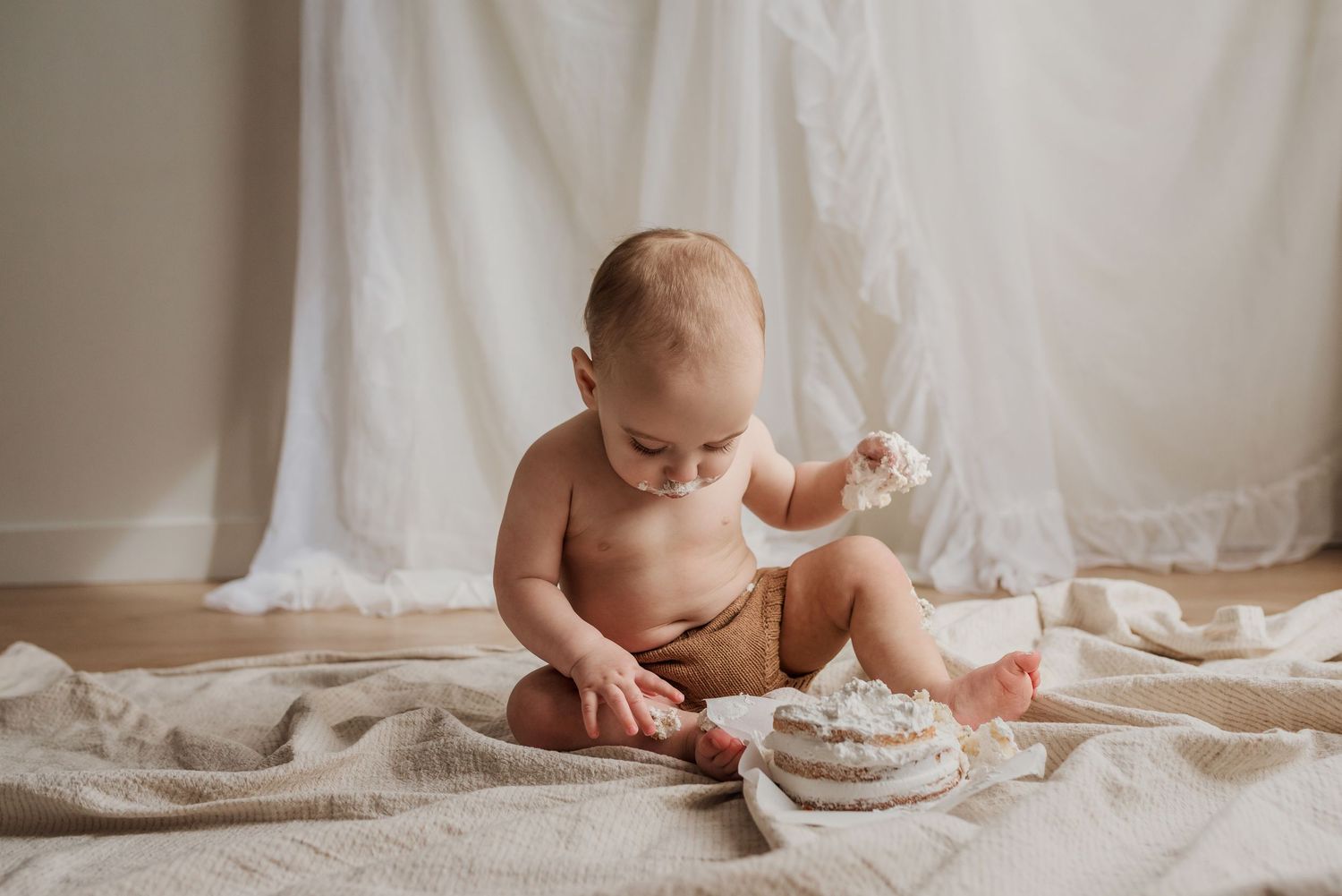 Smash-the-cake Milestone photography session in Edmonton, Alberta, capturing tiny details and family memories.