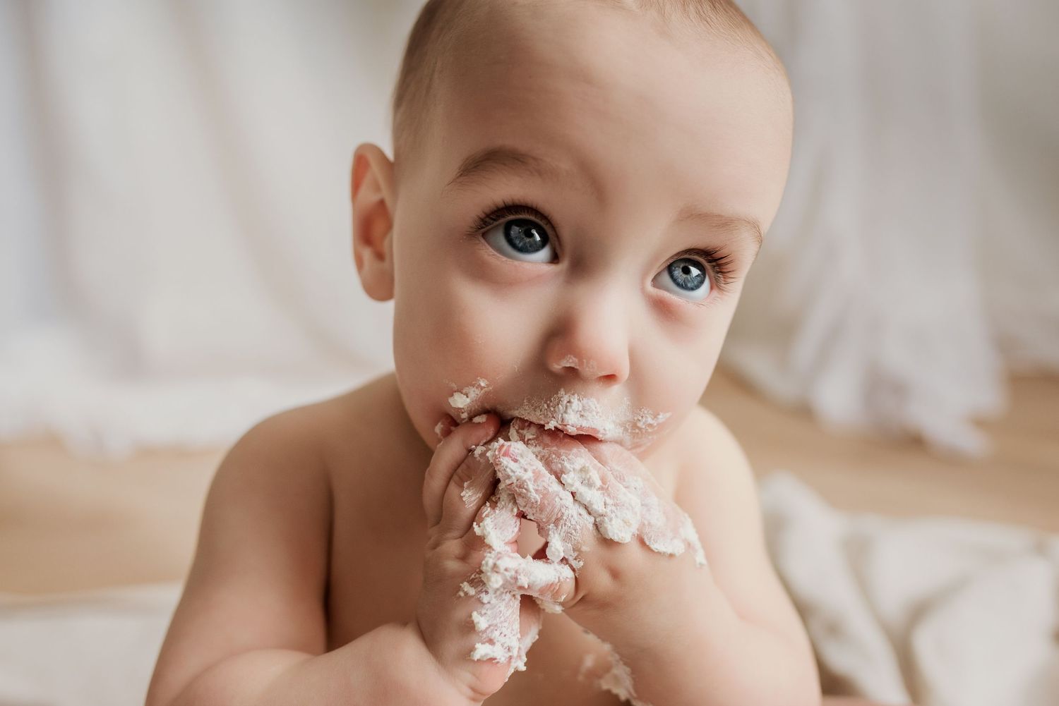 Smash-the-cake Milestone photography session in Edmonton, Alberta, capturing tiny details and family memories.