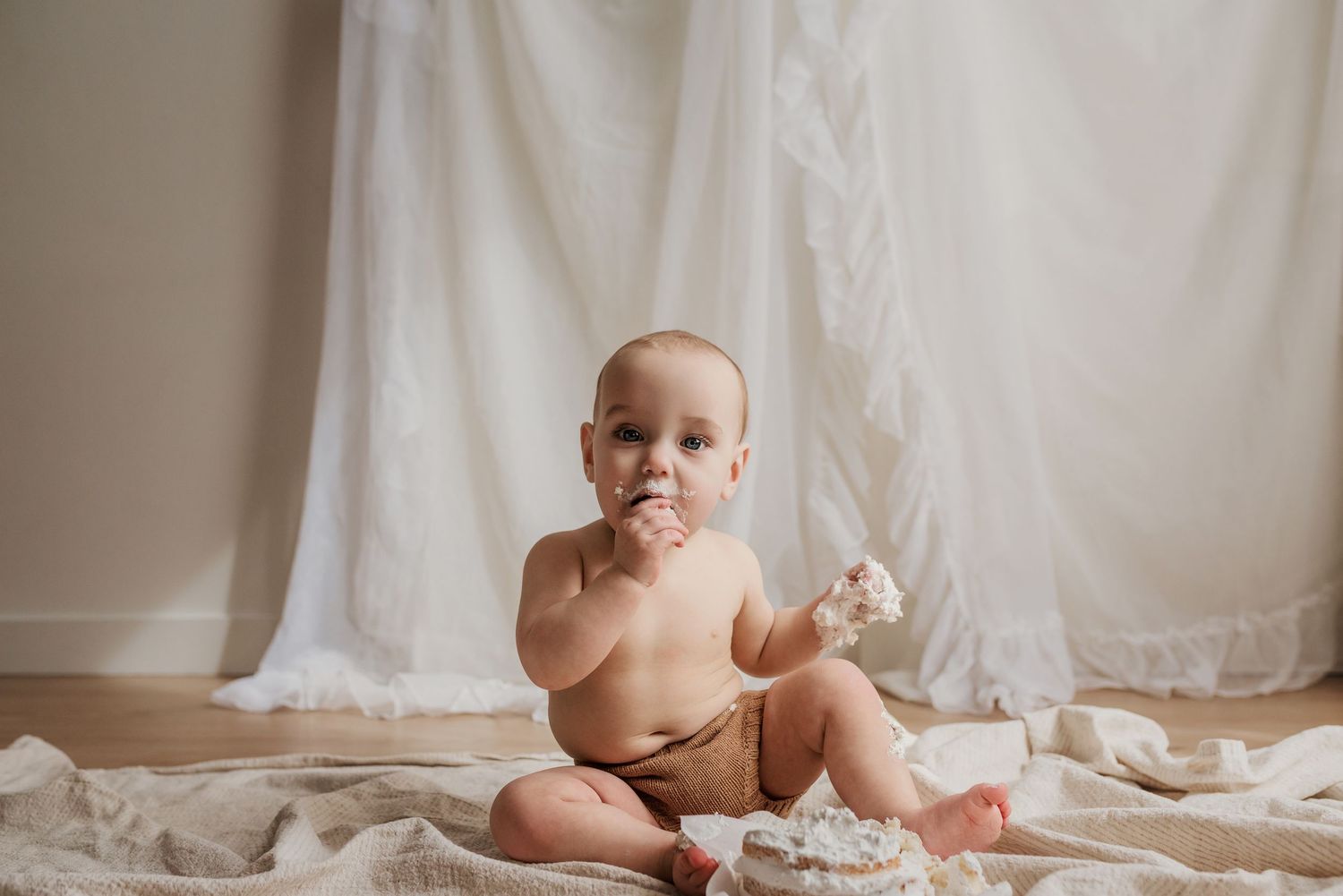 Smash-the-cake Milestone photography session in Edmonton, Alberta, capturing tiny details and family memories.