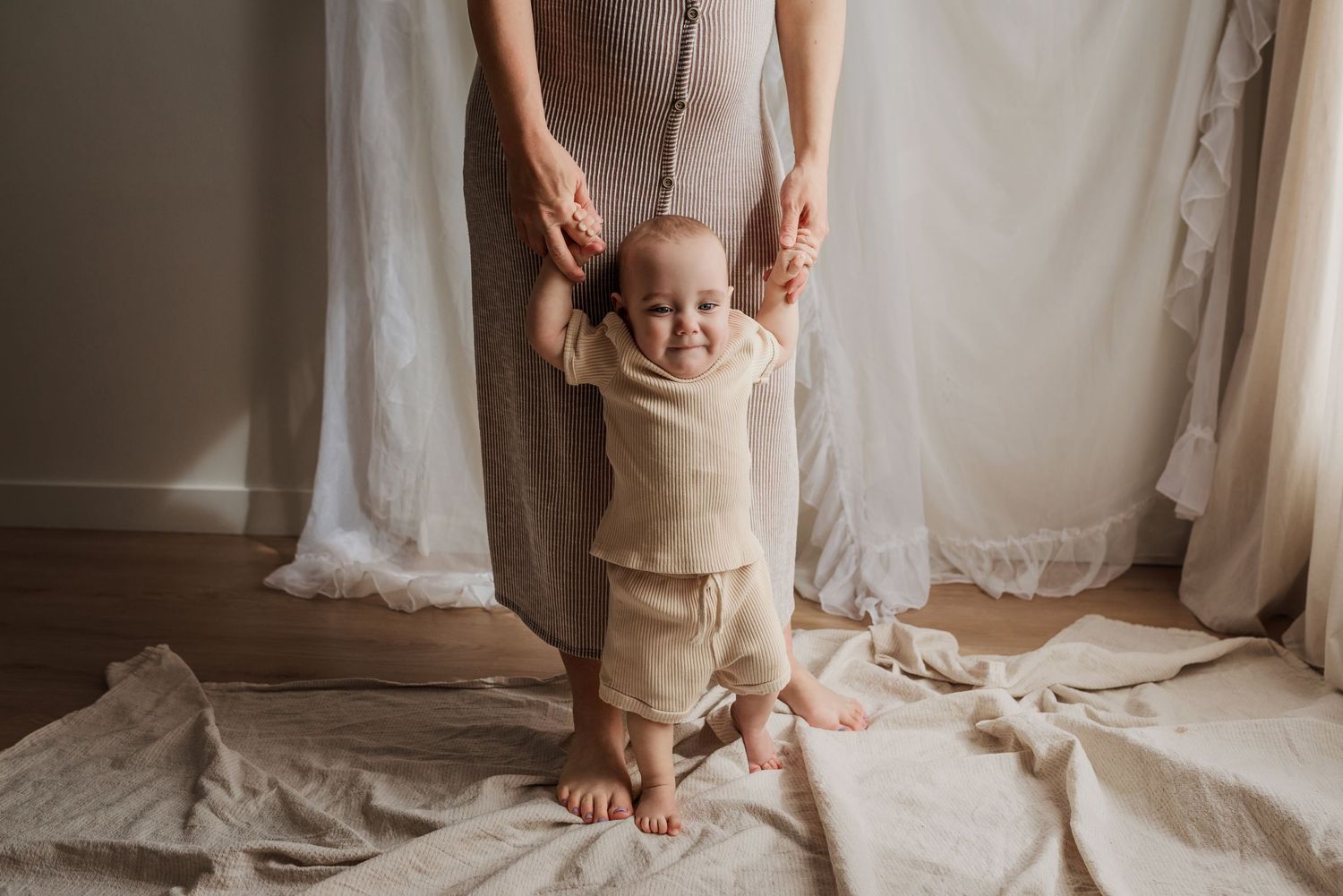Smash-the-cake Milestone photography session in Edmonton, Alberta, capturing tiny details and family memories.