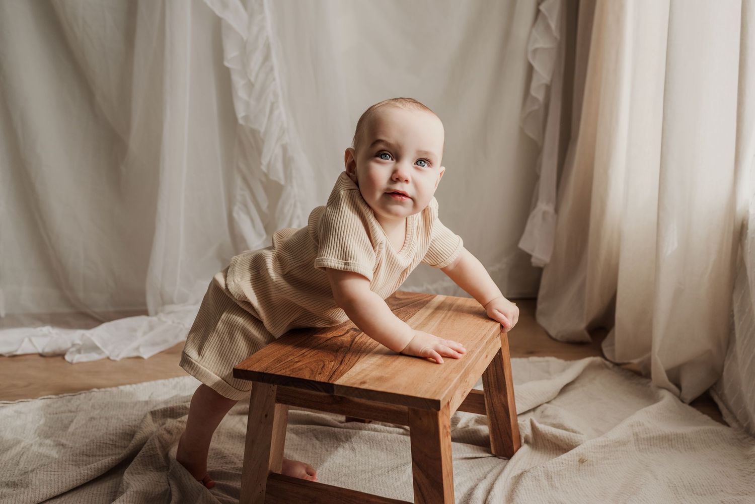 Smash-the-cake Milestone photography session in Edmonton, Alberta, capturing tiny details and family memories.