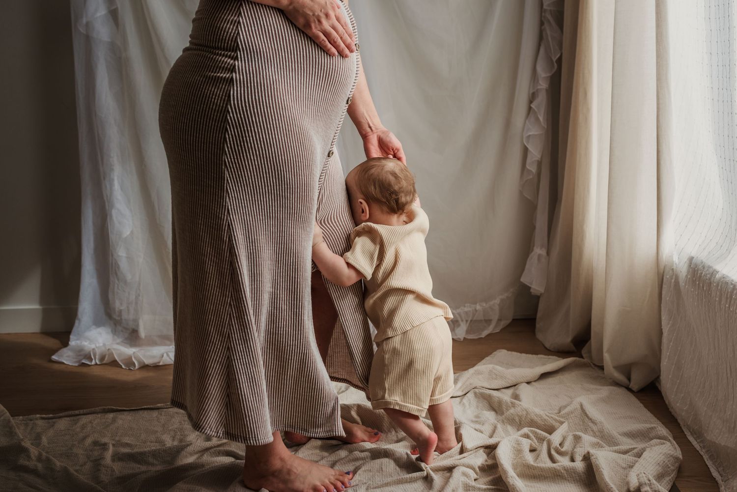 Smash-the-cake Milestone photography session in Edmonton, Alberta, capturing tiny details and family memories.