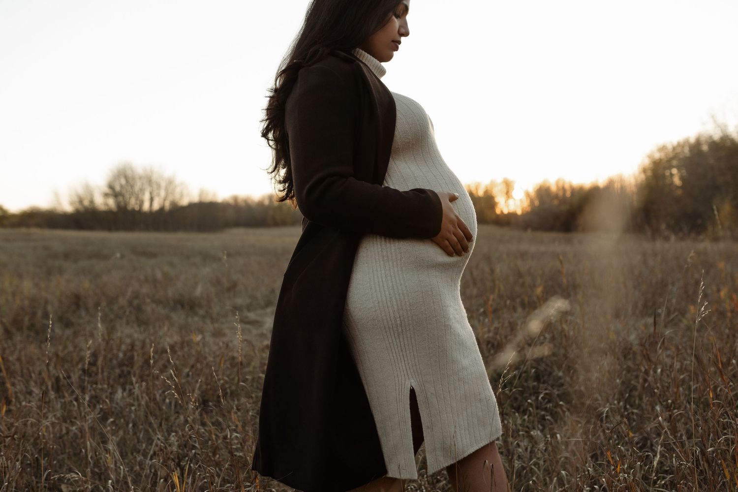 Outdoor maternity portrait of expecting mother in Edmonton, Alberta, showcasing elegant and timeless pregnancy photos.