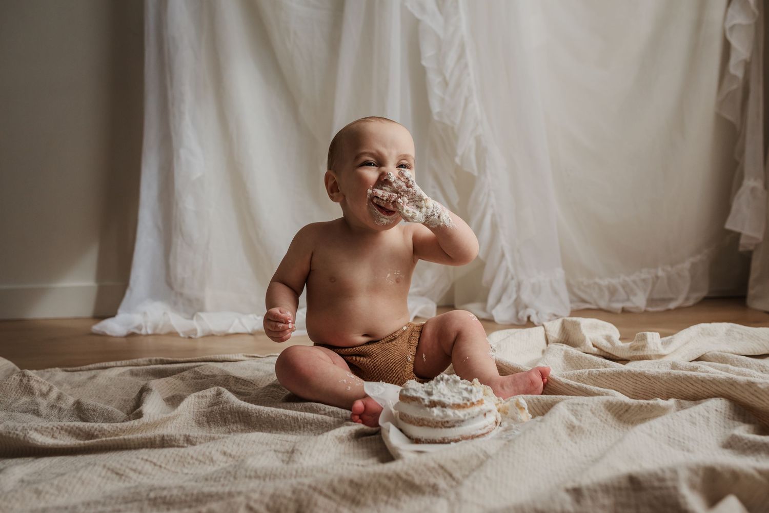 Smash-the-cake Milestone photography session in Edmonton, Alberta, capturing tiny details and family memories.