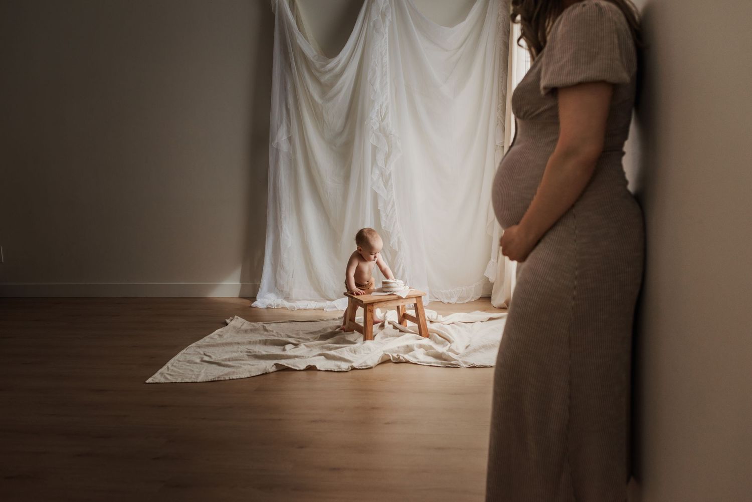 Smash-the-cake Milestone photography session in Edmonton, Alberta, capturing tiny details and family memories.