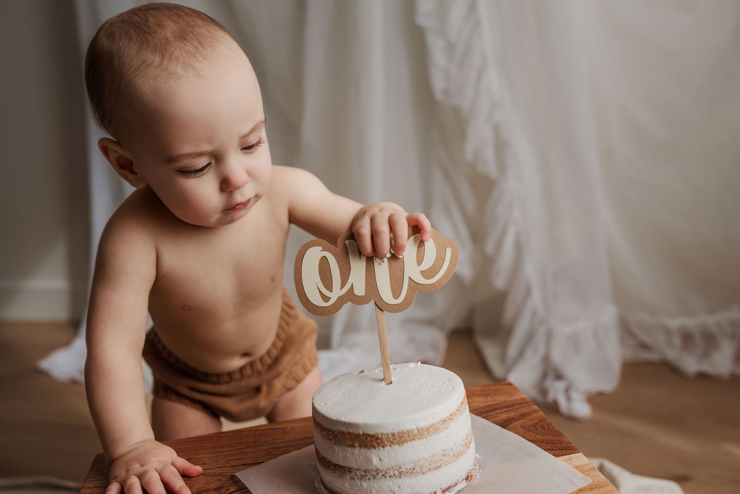 Smash-the-cake Milestone photography session in Edmonton, Alberta, capturing tiny details and family memories.