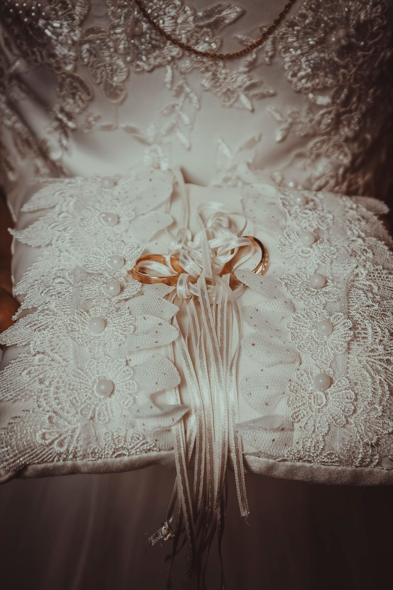Explora momentos que no necesitan palabras. Una colección visual de bodas reales, detalles, miradas y emociones eternas.