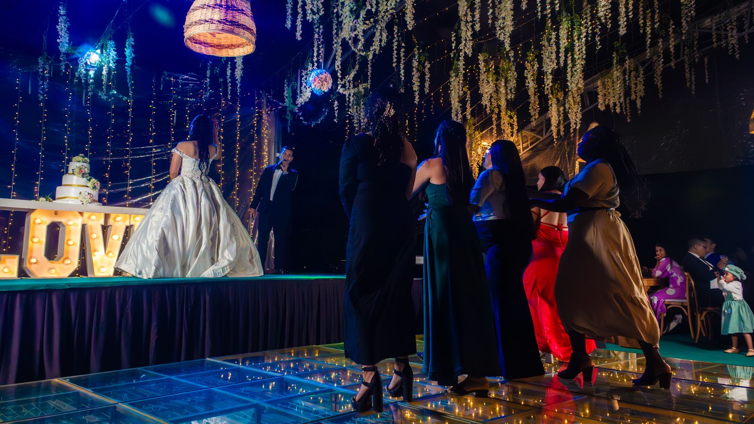 Explora momentos que no necesitan palabras. Una colección visual de bodas reales, detalles, miradas y emociones eternas.