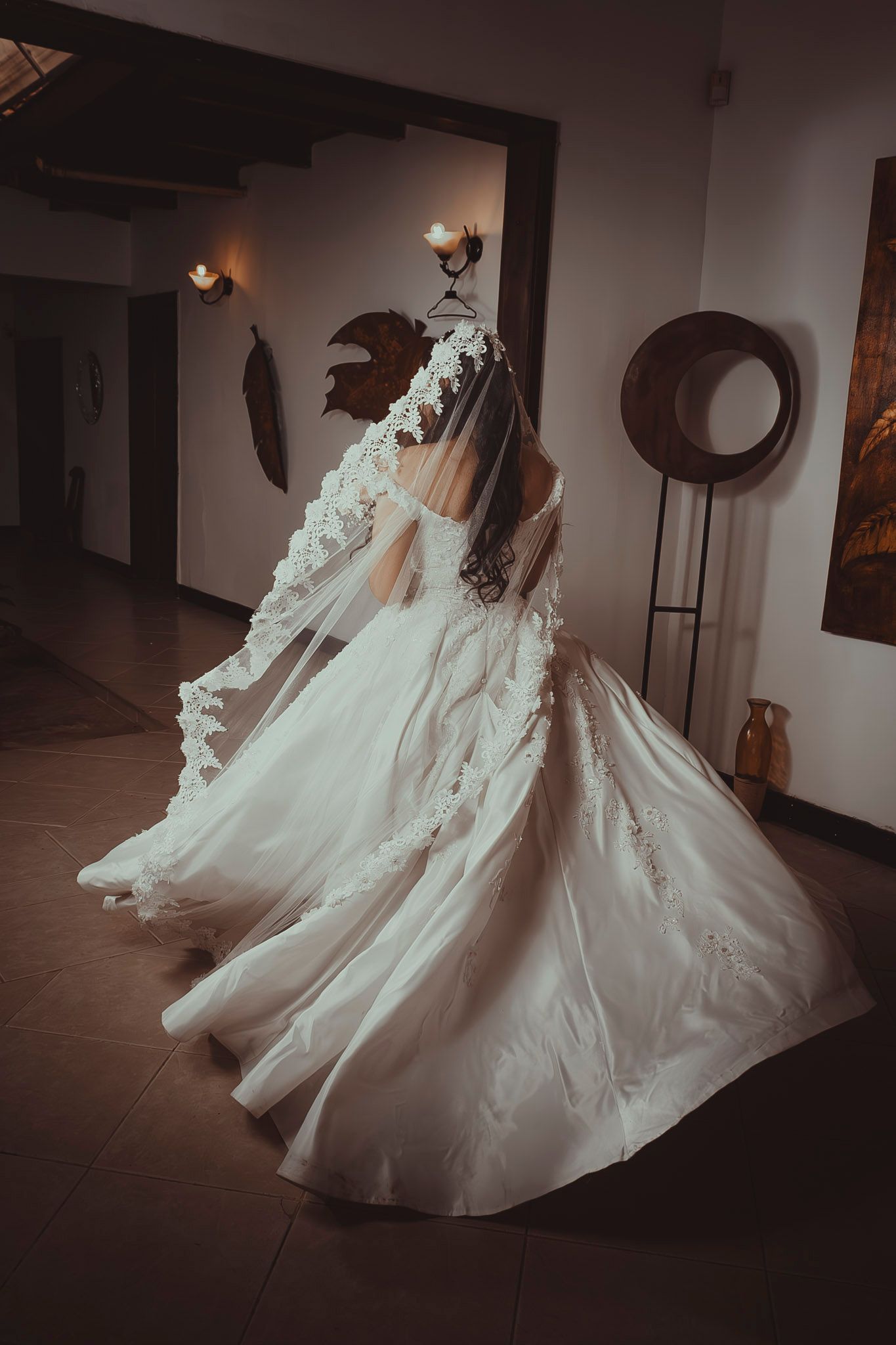 Explora momentos que no necesitan palabras. Una colección visual de bodas reales, detalles, miradas y emociones eternas.