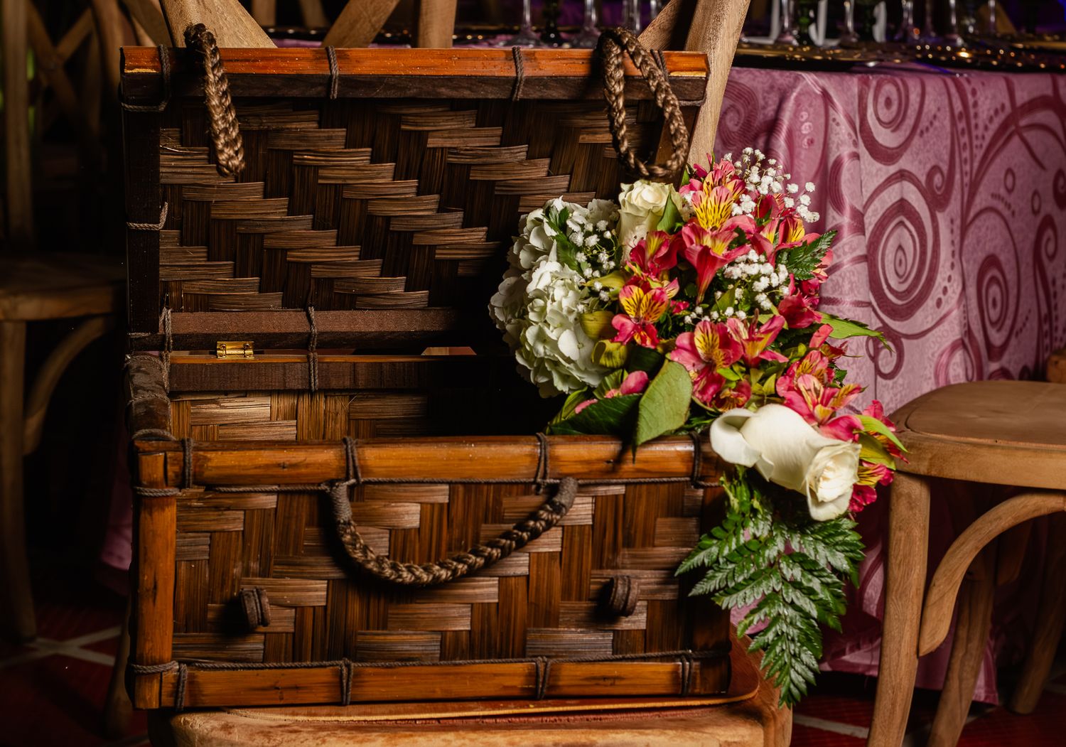 Explora momentos que no necesitan palabras. Una colección visual de bodas reales, detalles, miradas y emociones eternas.