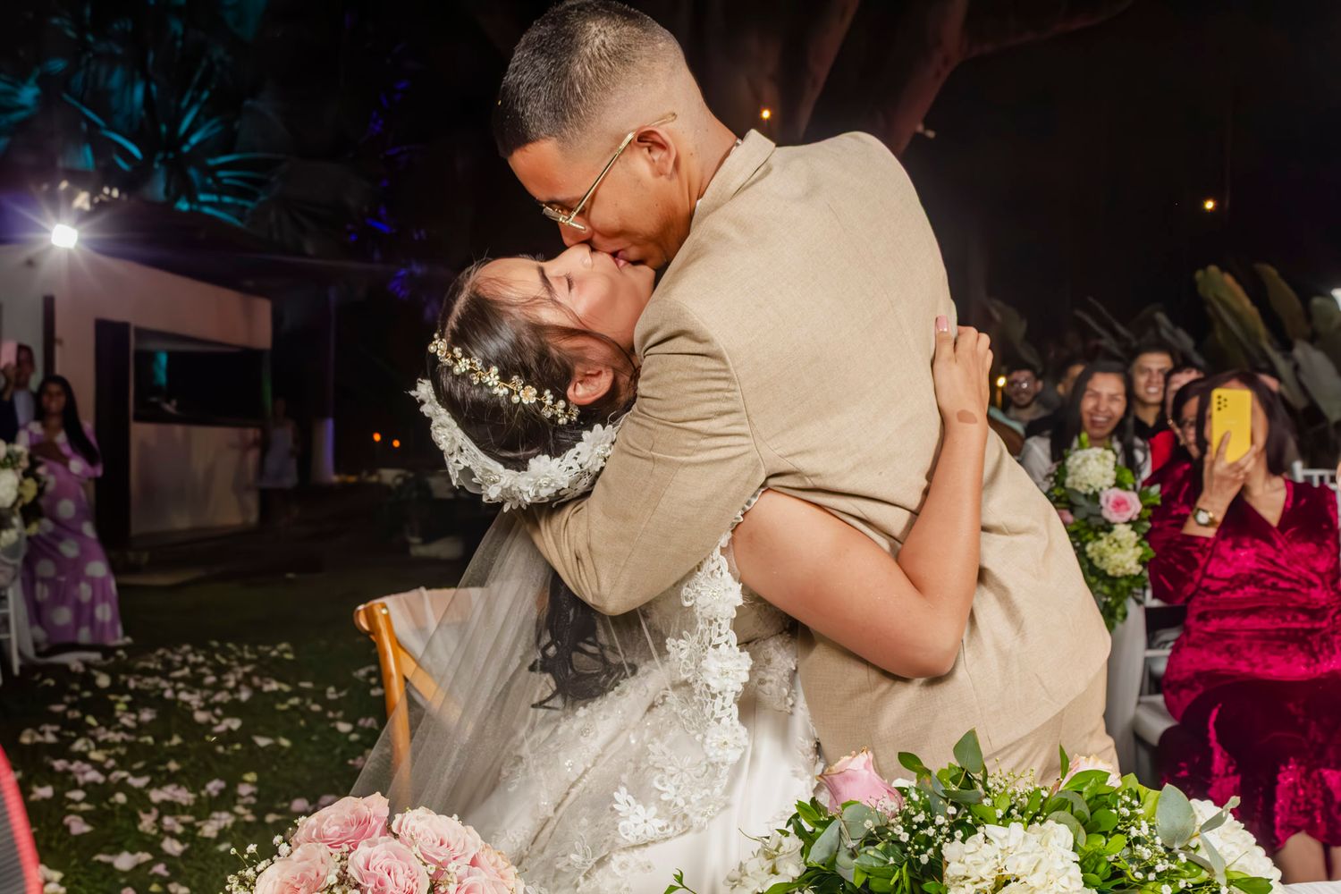 Explora momentos que no necesitan palabras. Una colección visual de bodas reales, detalles, miradas y emociones eternas.