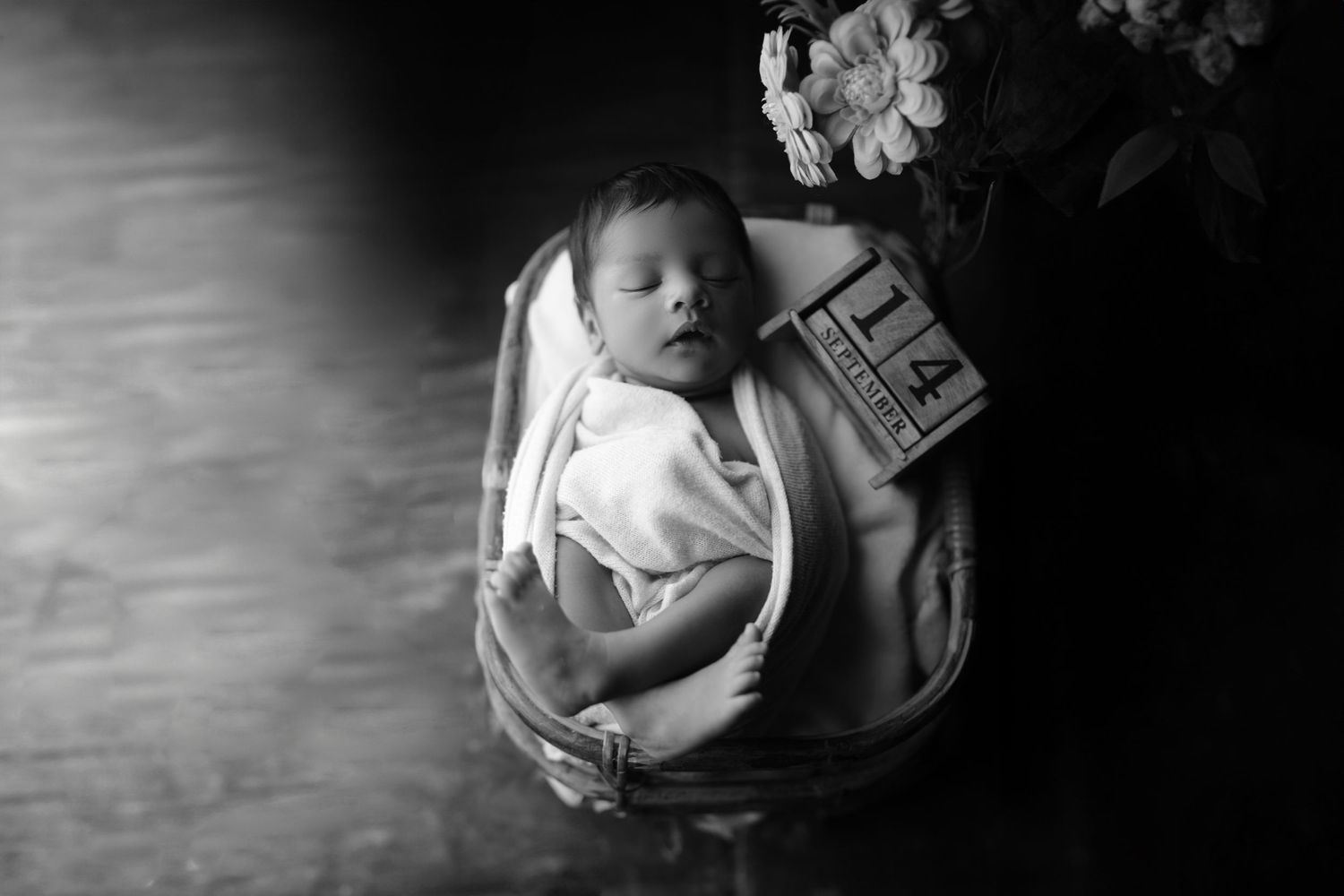 Adorable newborn baby shoot in neutral tones – Impresio Studio