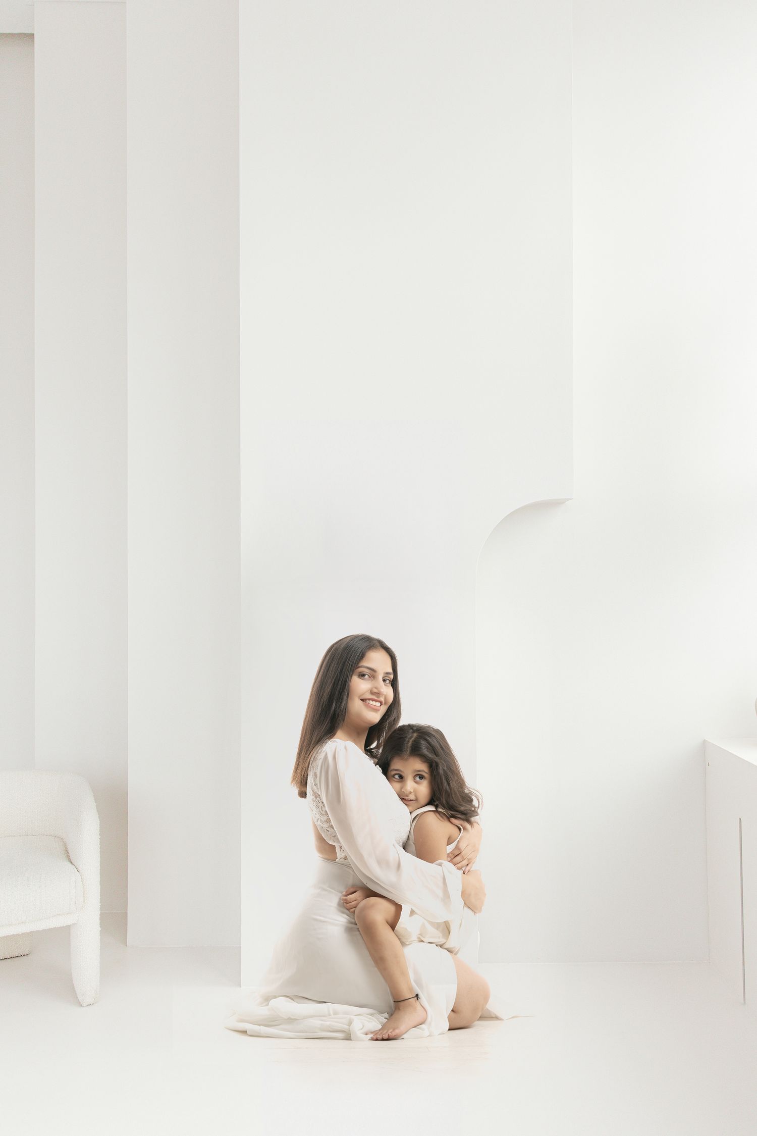 Outdoor couple photoshoot with toddler – Impresio Studio