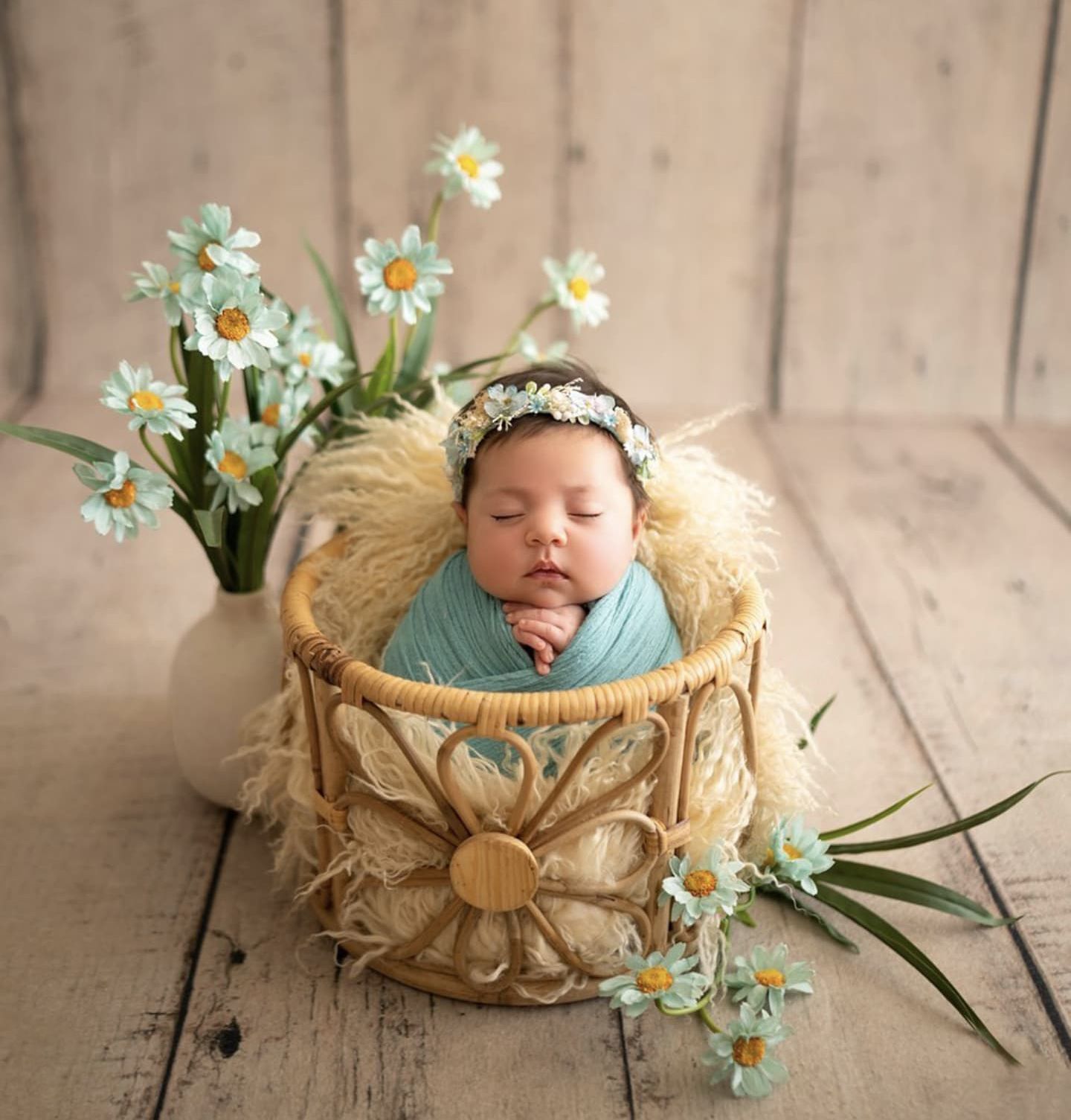 New born baby photoshoot with parents – Impresio Studio