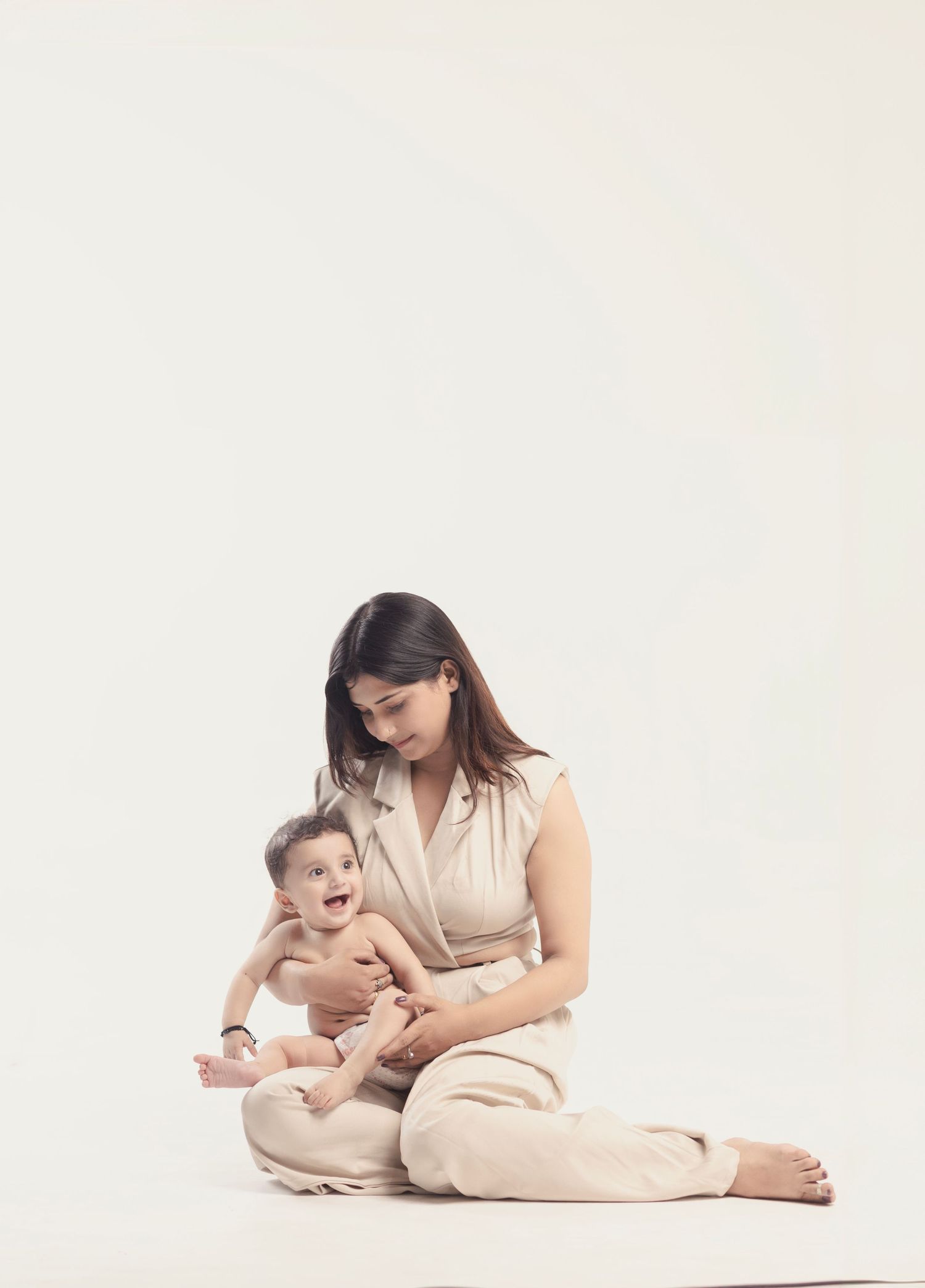 Indoor newborn photoshoot near me with family – Impresio Studio