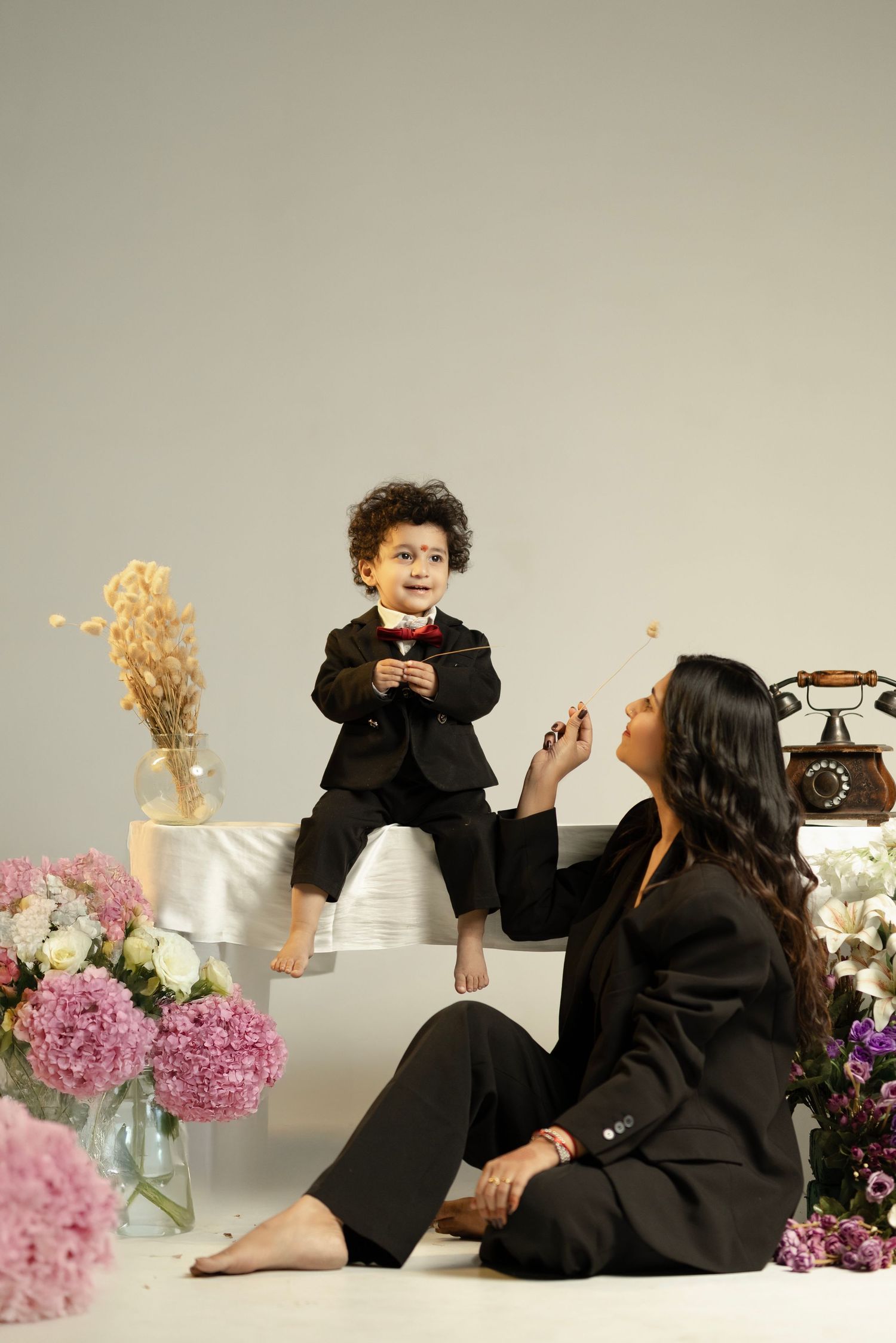 Family photoshoot with matching outfits – Impresio Studio