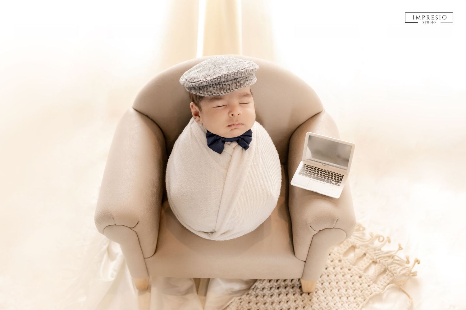 Minimal newborn photoshoot near me – Impresio Studio classic look