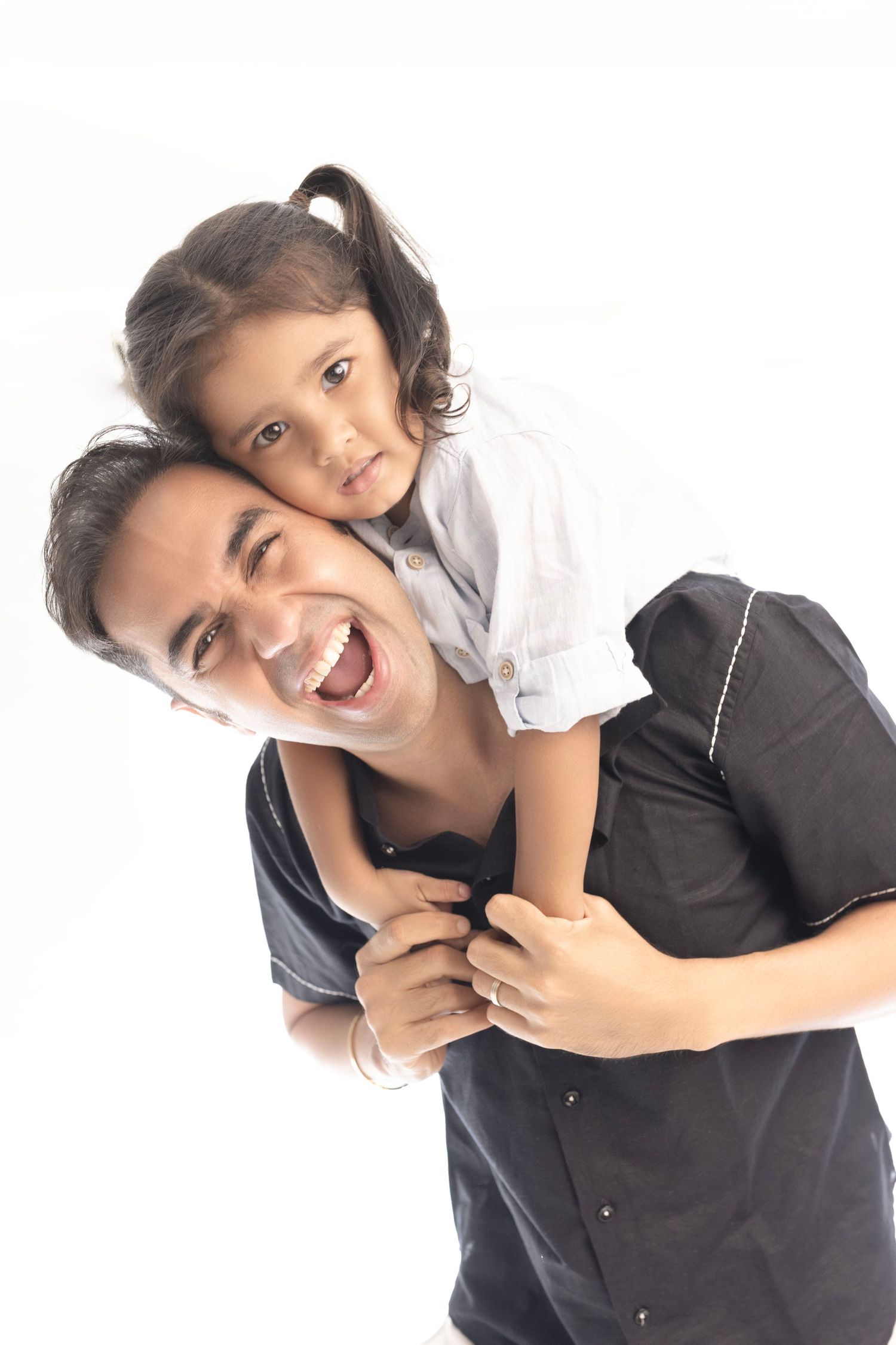 Lifestyle family photography in natural setting – Impresio Studio