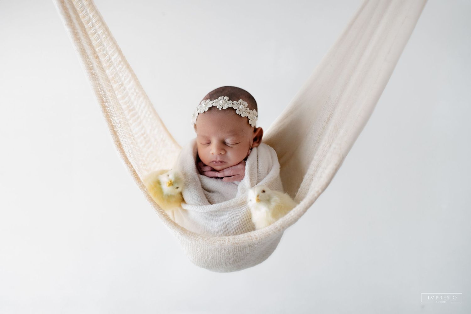 Lifestyle newborn baby photography with parents – Impresio Studio