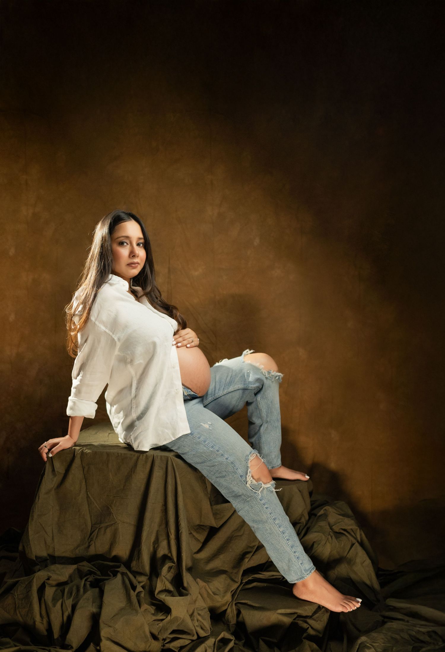 Professional pregnancy photoshoot with elegant wardrobe styling – Impresio Studio