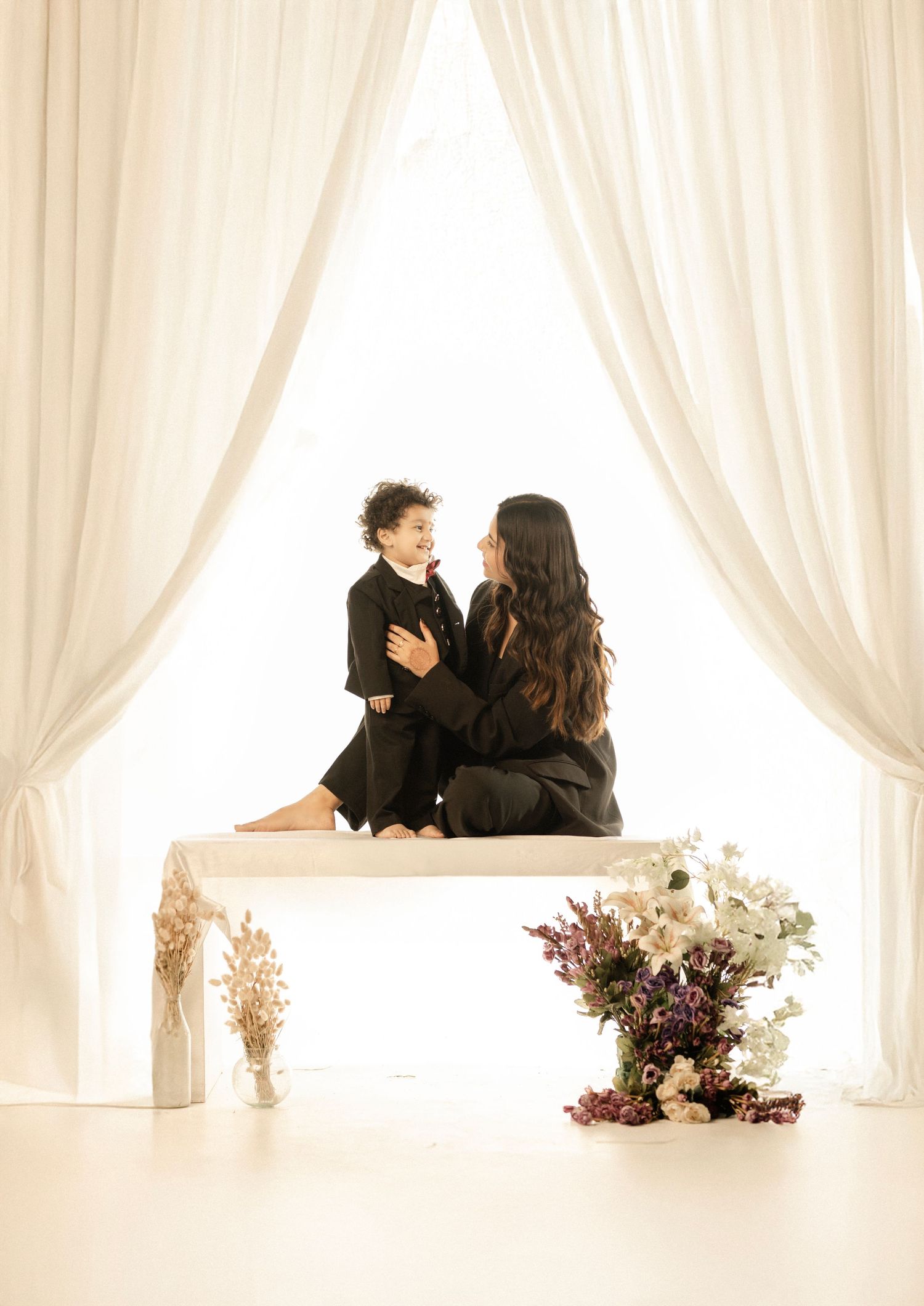 Classic family photoshoot with minimal props – Impresio Studio