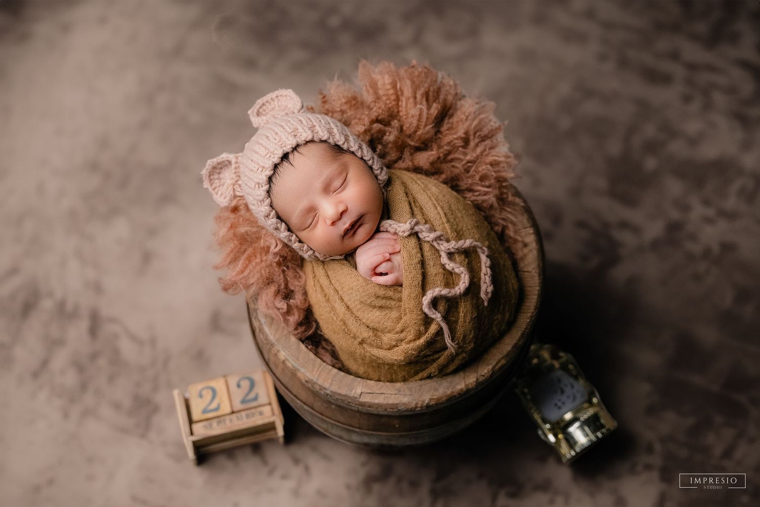 Newborn baby shoot with family togetherness – Impresio Studio