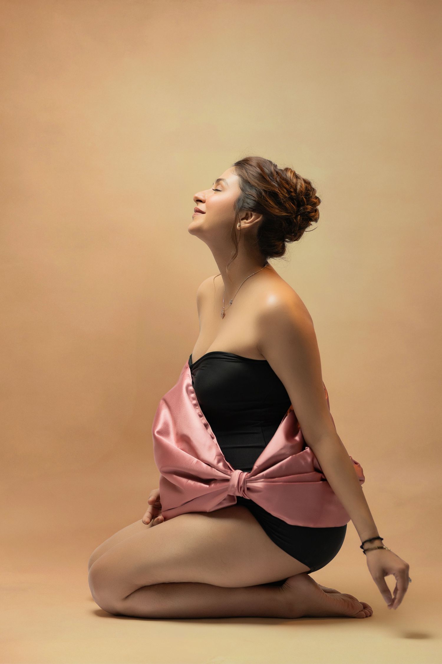 Artistic pregnancy photography with dramatic shadow lighting – Impresio Studio